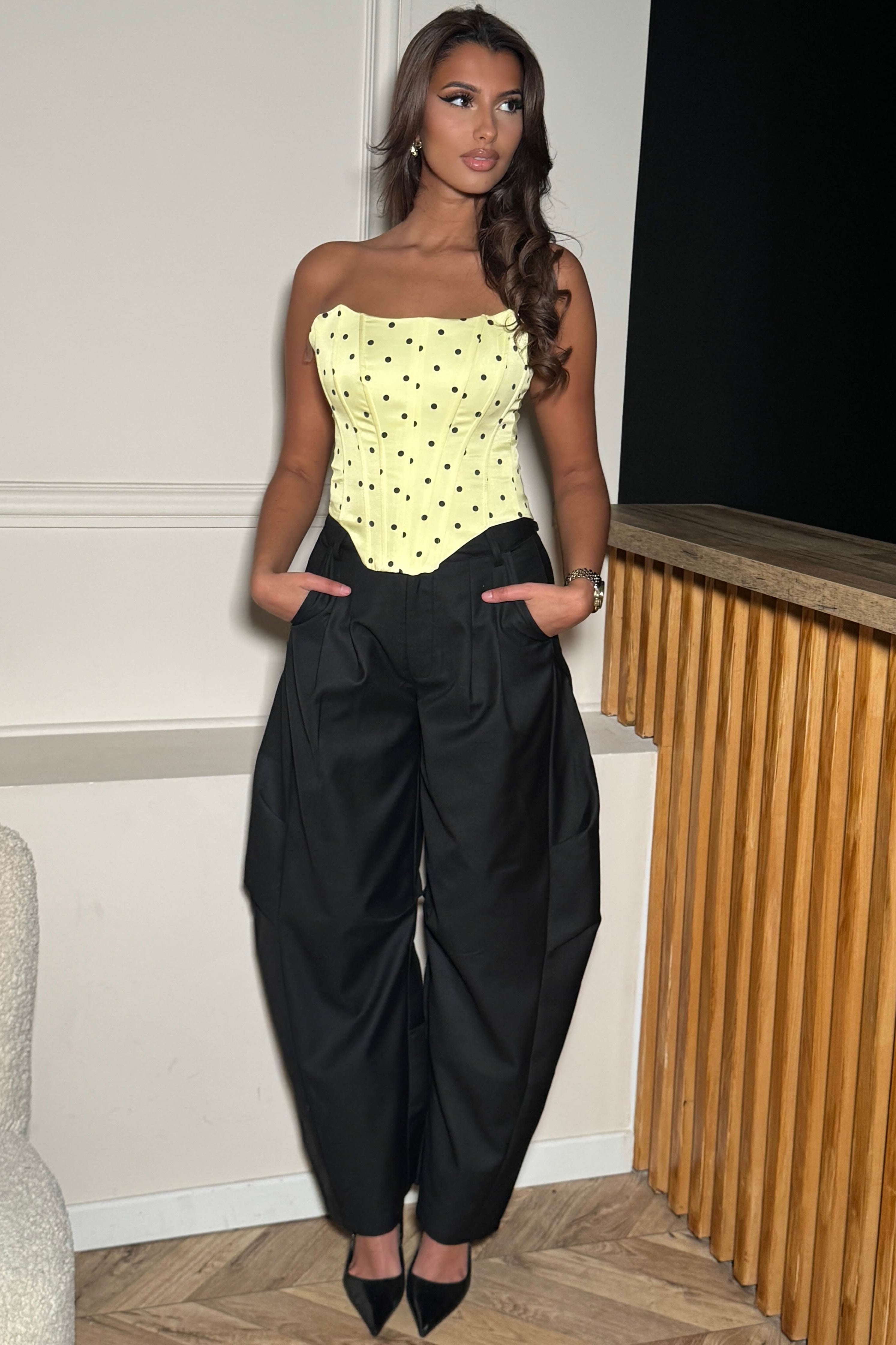 Pantalon barrel femme destructuré - détail de la coupe tendance et des finitions