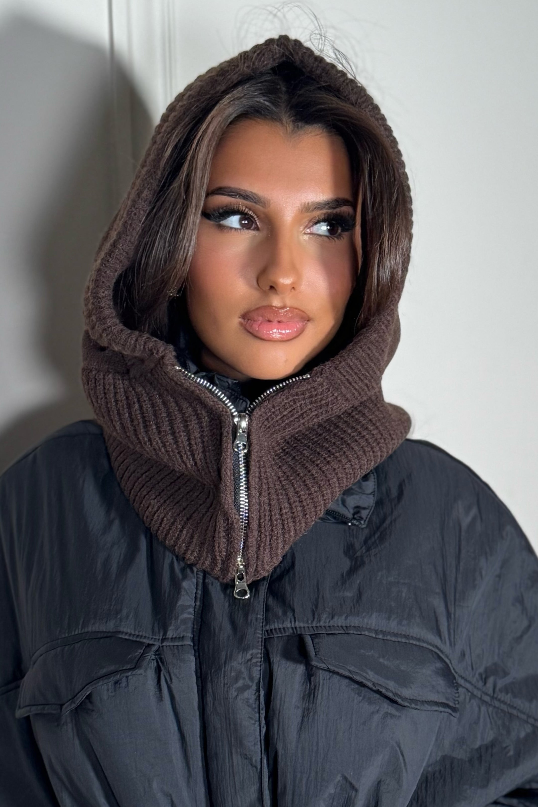 Détail zip de la cagoule maille femme, fermeture pratique et ajustable