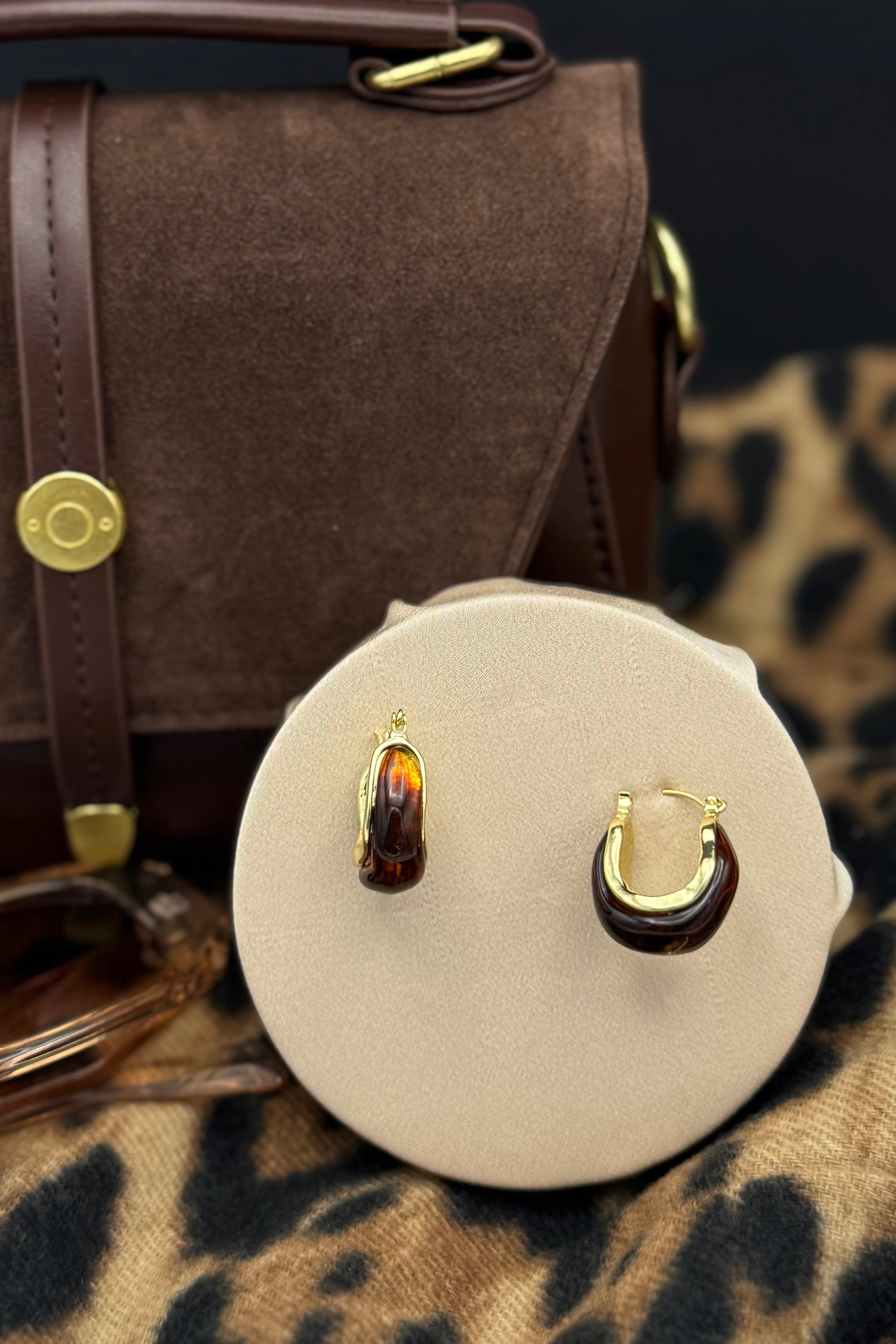 Boucles d'oreilles demi-lune dorées pour femme, bijoux géométriques élégants sur fond blanc