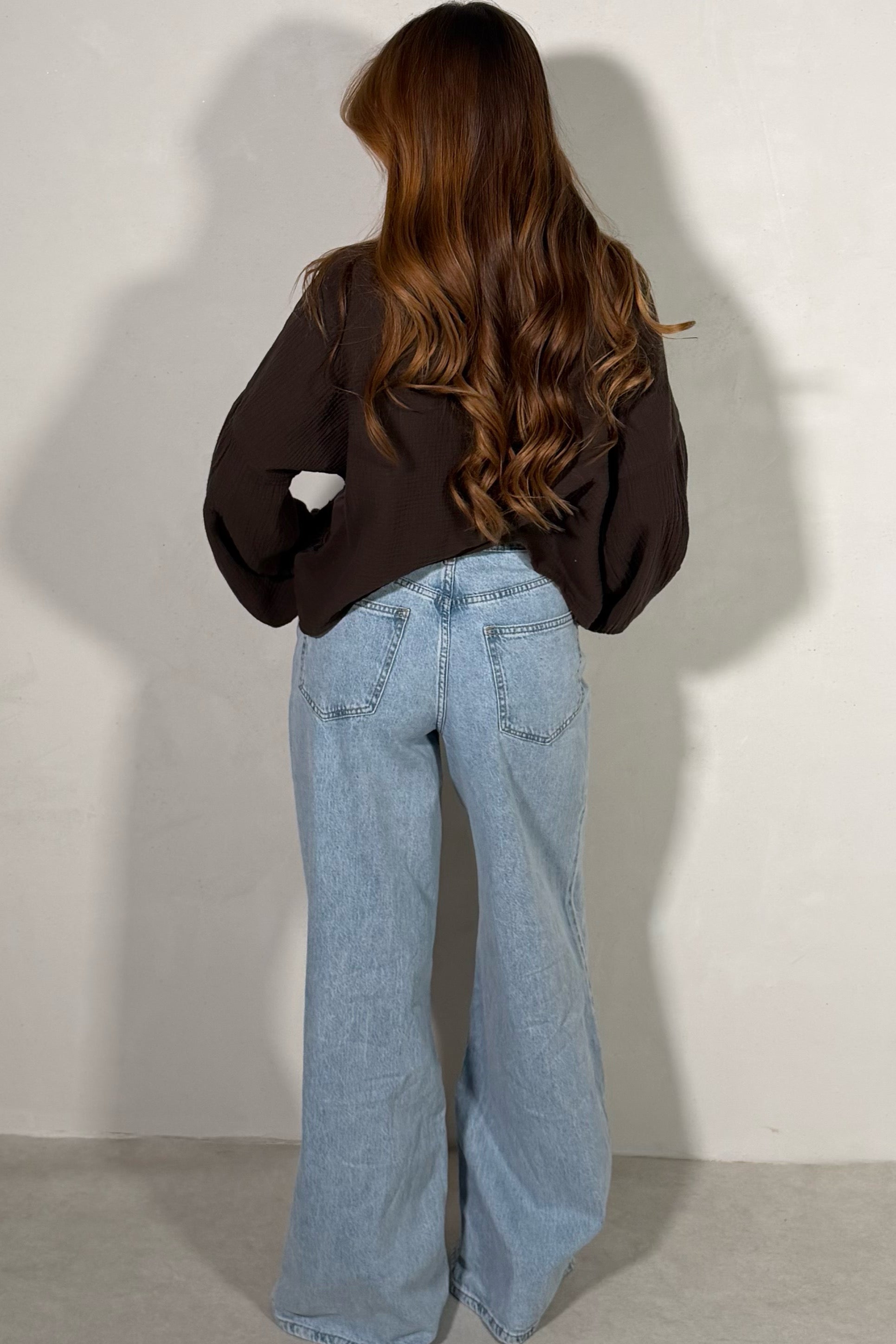 Jean oversize bleu en denim, vue de dos, coupe décontractée