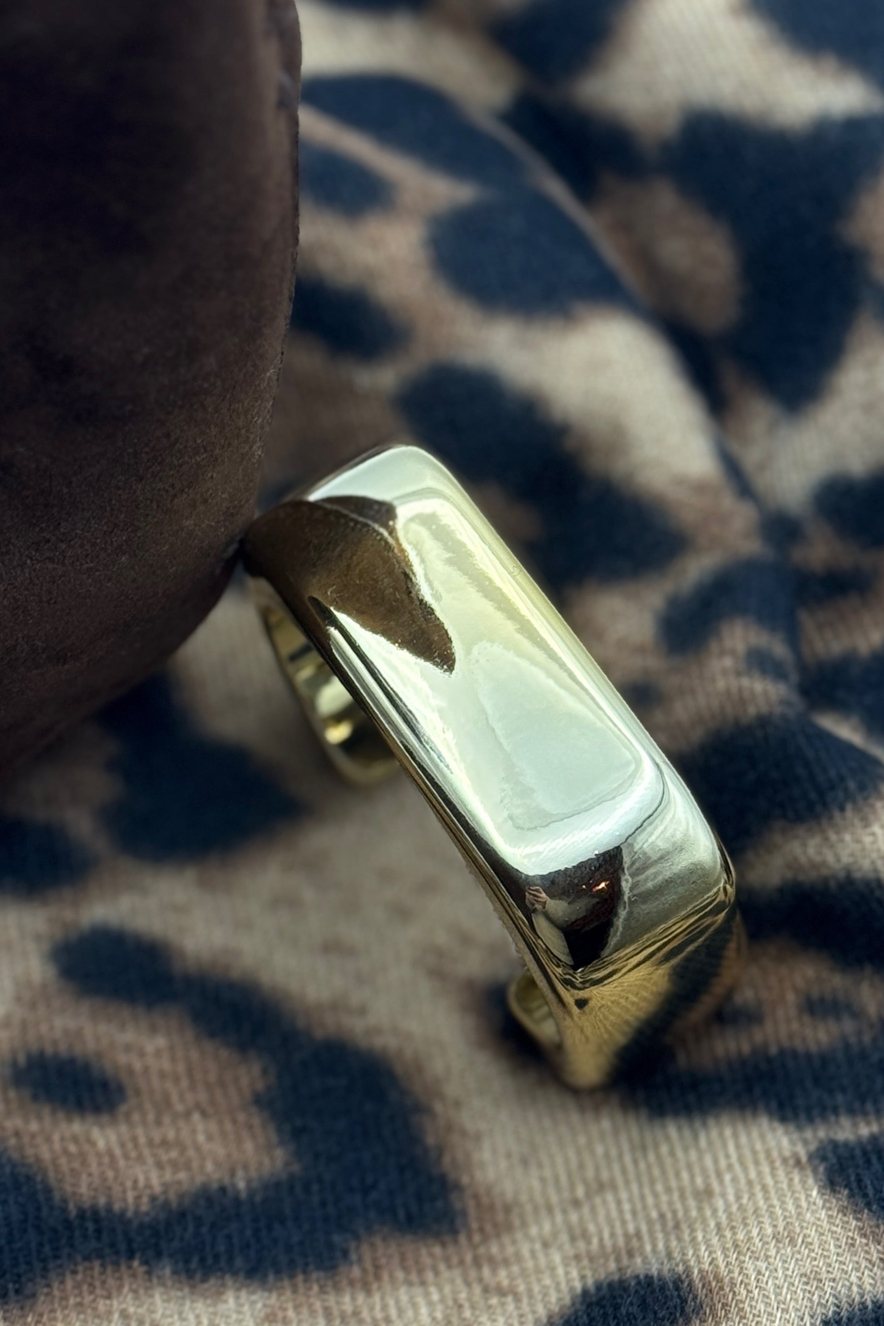 Détail des motifs en relief du bracelet manchette femme