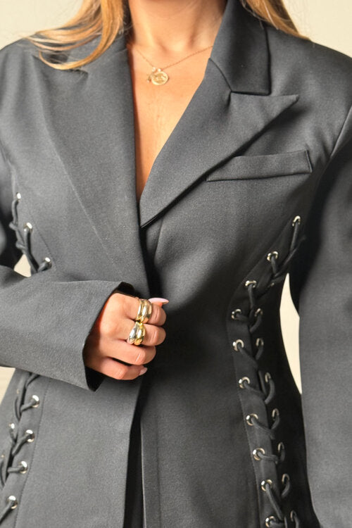 Détail laçage sophistiqué blazer mi-long BLOOSHOP