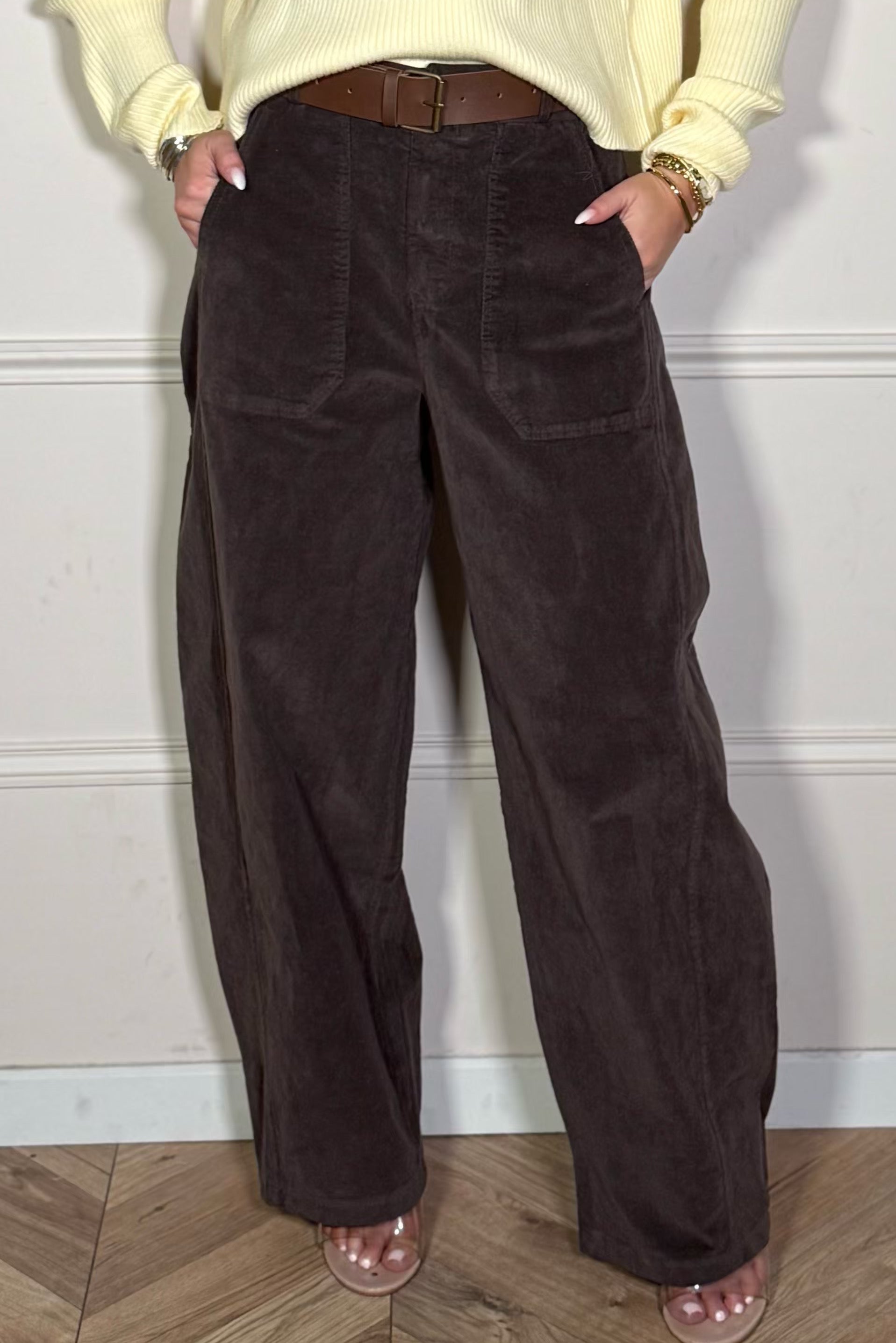 Vue complète du pantalon barrel velours côtelé porté avec ceinture