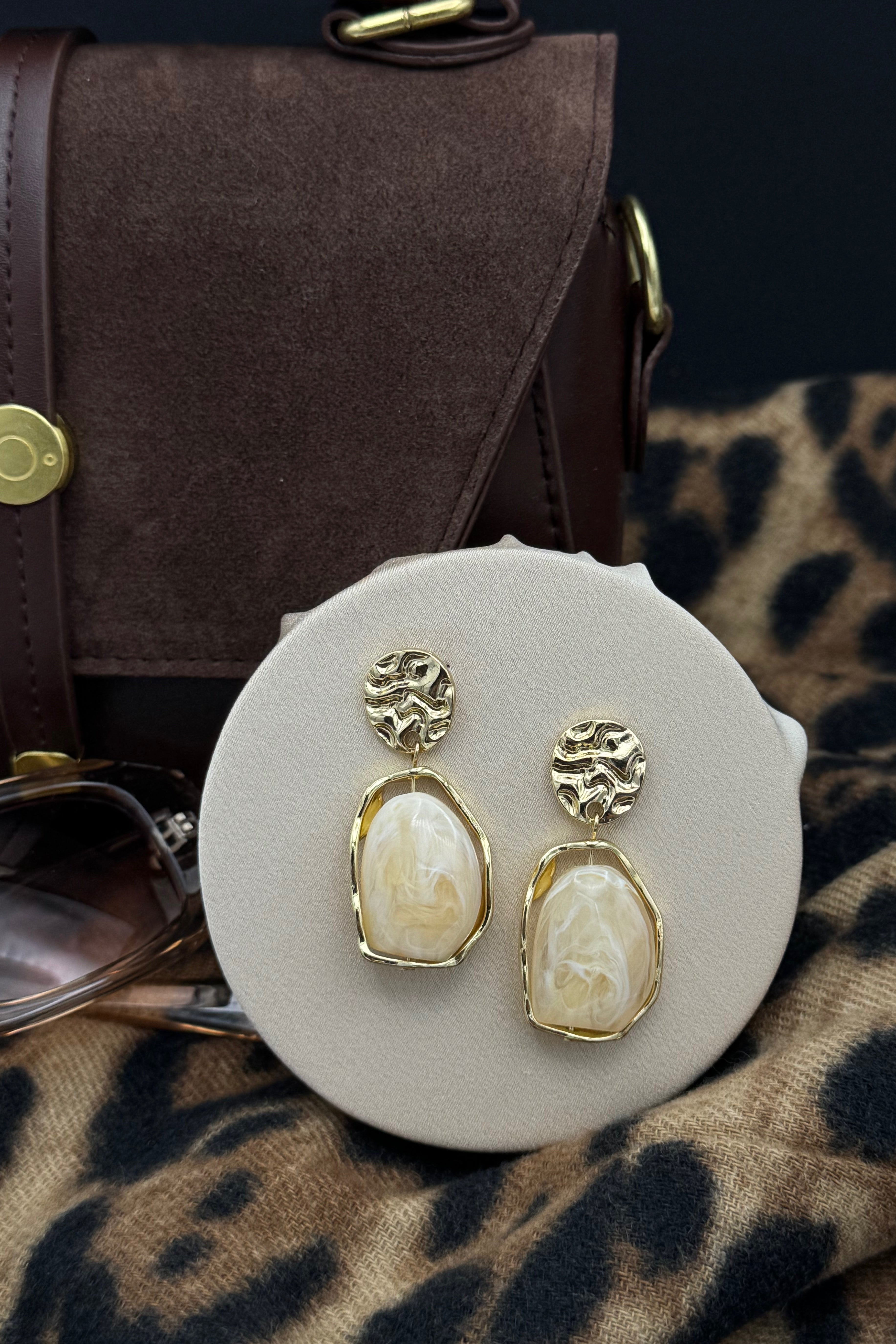 Boucles d'oreilles vintage nacrées pour femme, bijoux rétro élégants sur fond blanc