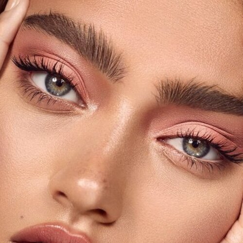 Résultat avant/après avec le Gel à Sourcils – Blooshop