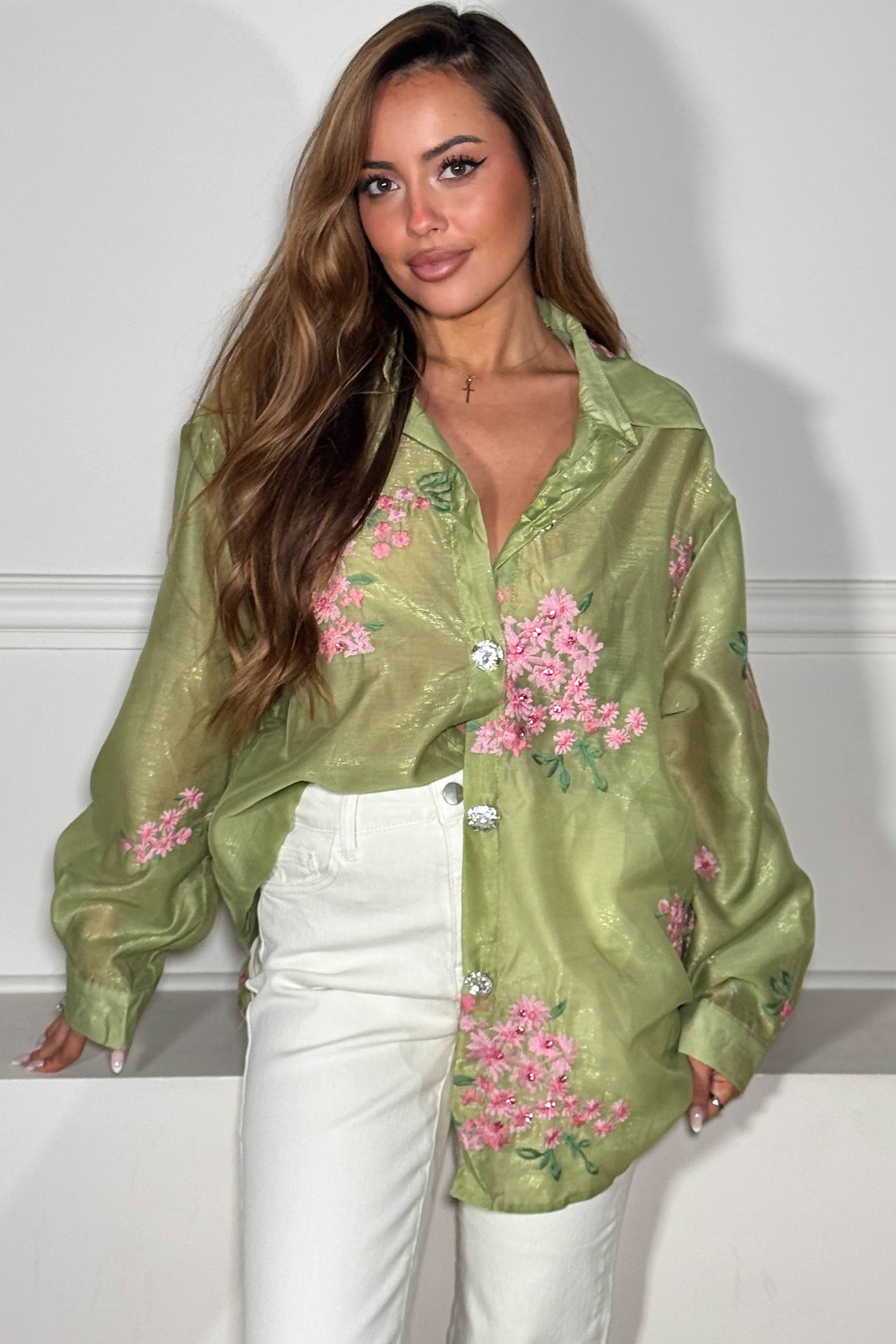 Chemise femme broderie fleurie perles vert olive, détail des broderies