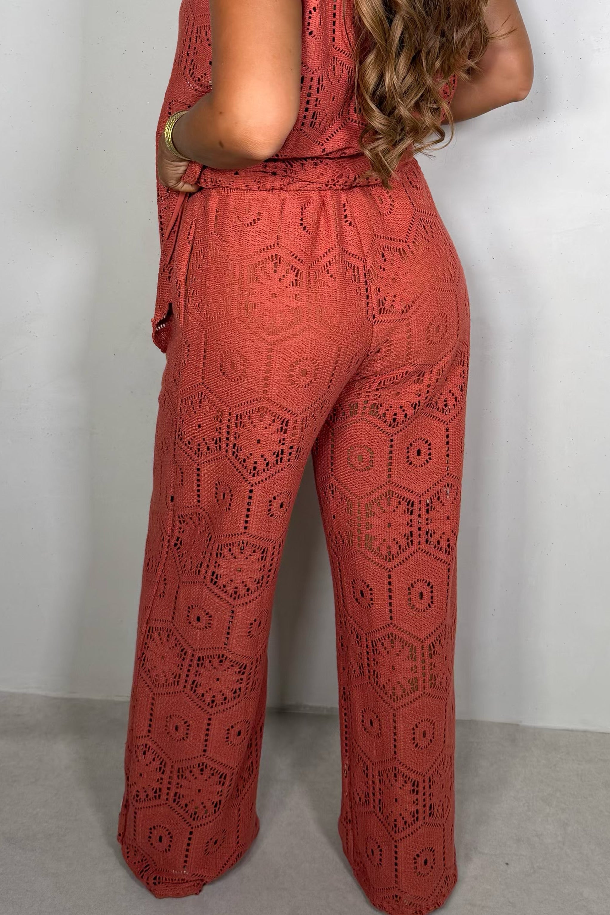Pantalon Large en Crochet — Texture Artisanale & Coupe Fluide