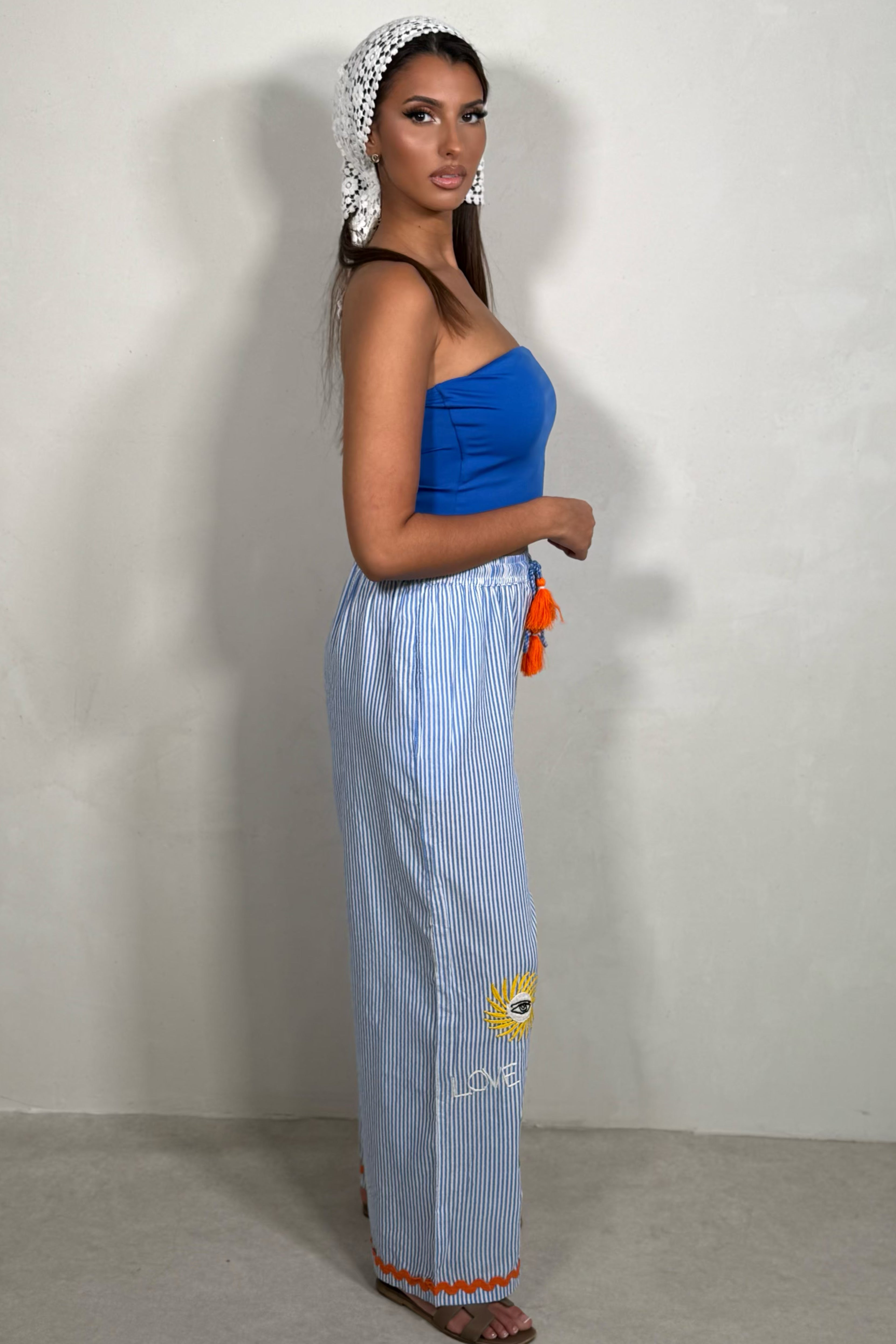 Pantalon Fluide Rayé Bleu & Blanc avec Broderie – Femme