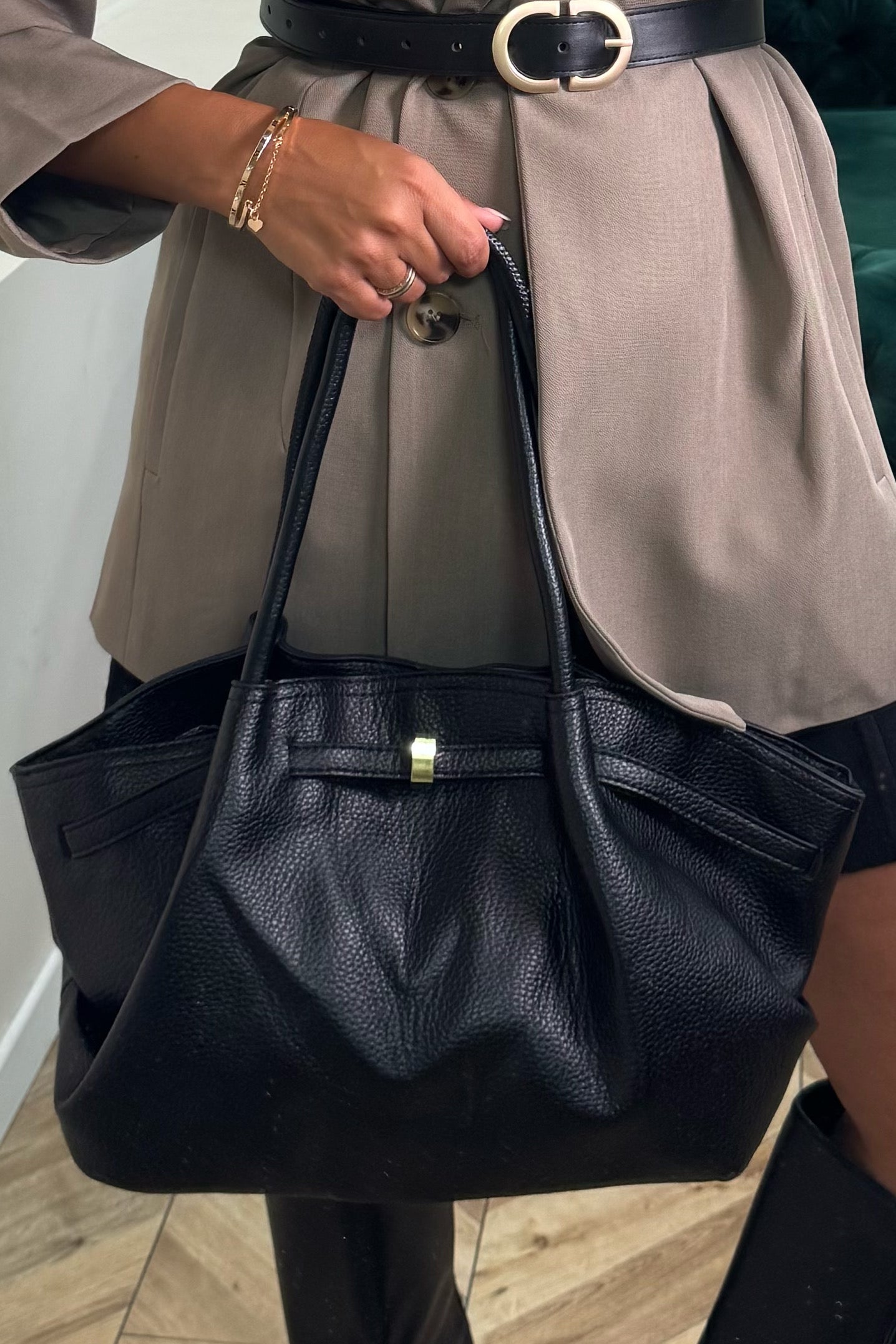 Sac cabas plissé granulé élégant beige présenté de face, texture granulée visible, design moderne et sophistiqué