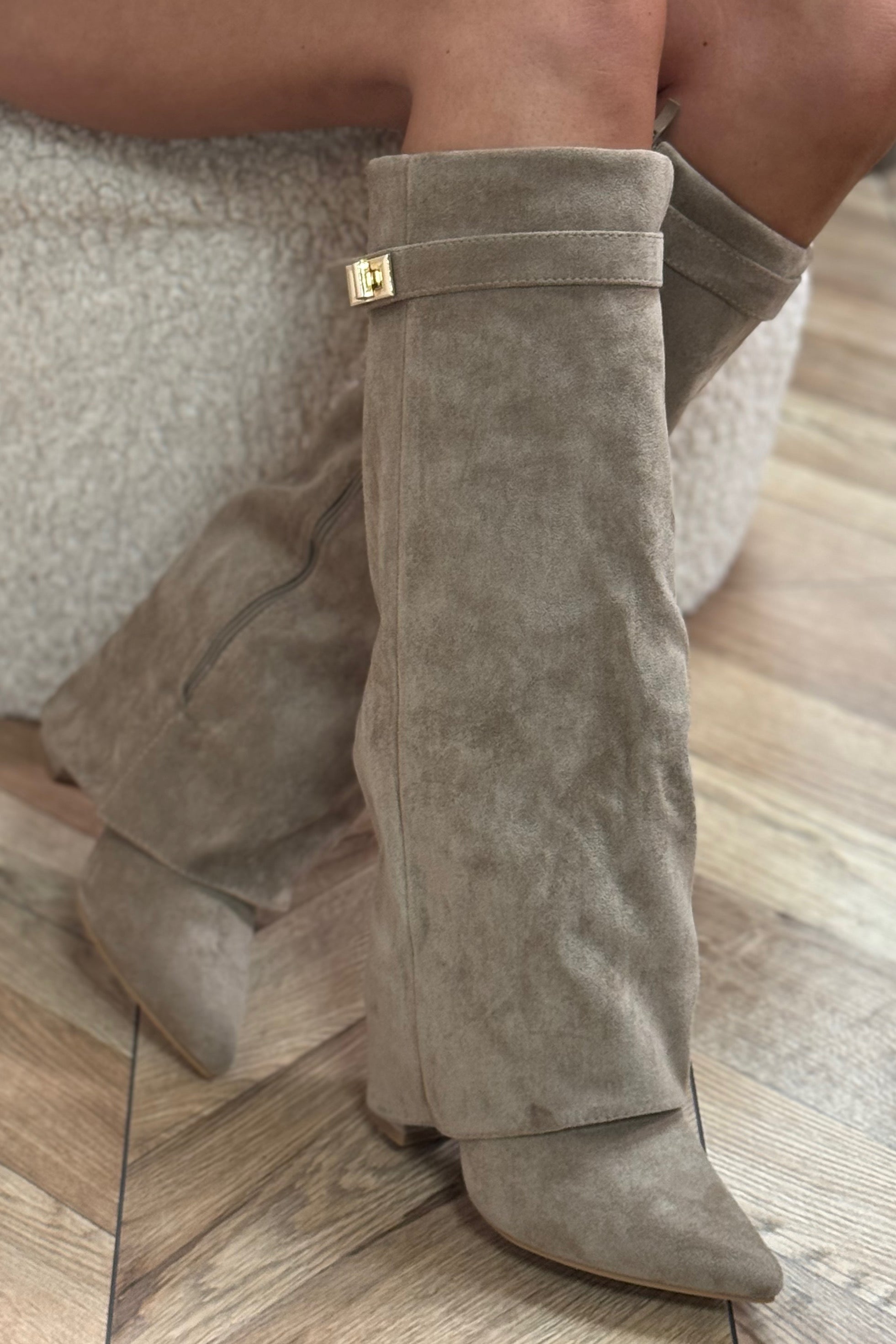 Bottes guêtres femme en suédine veloutée, hauteur élégante et style bohème chic