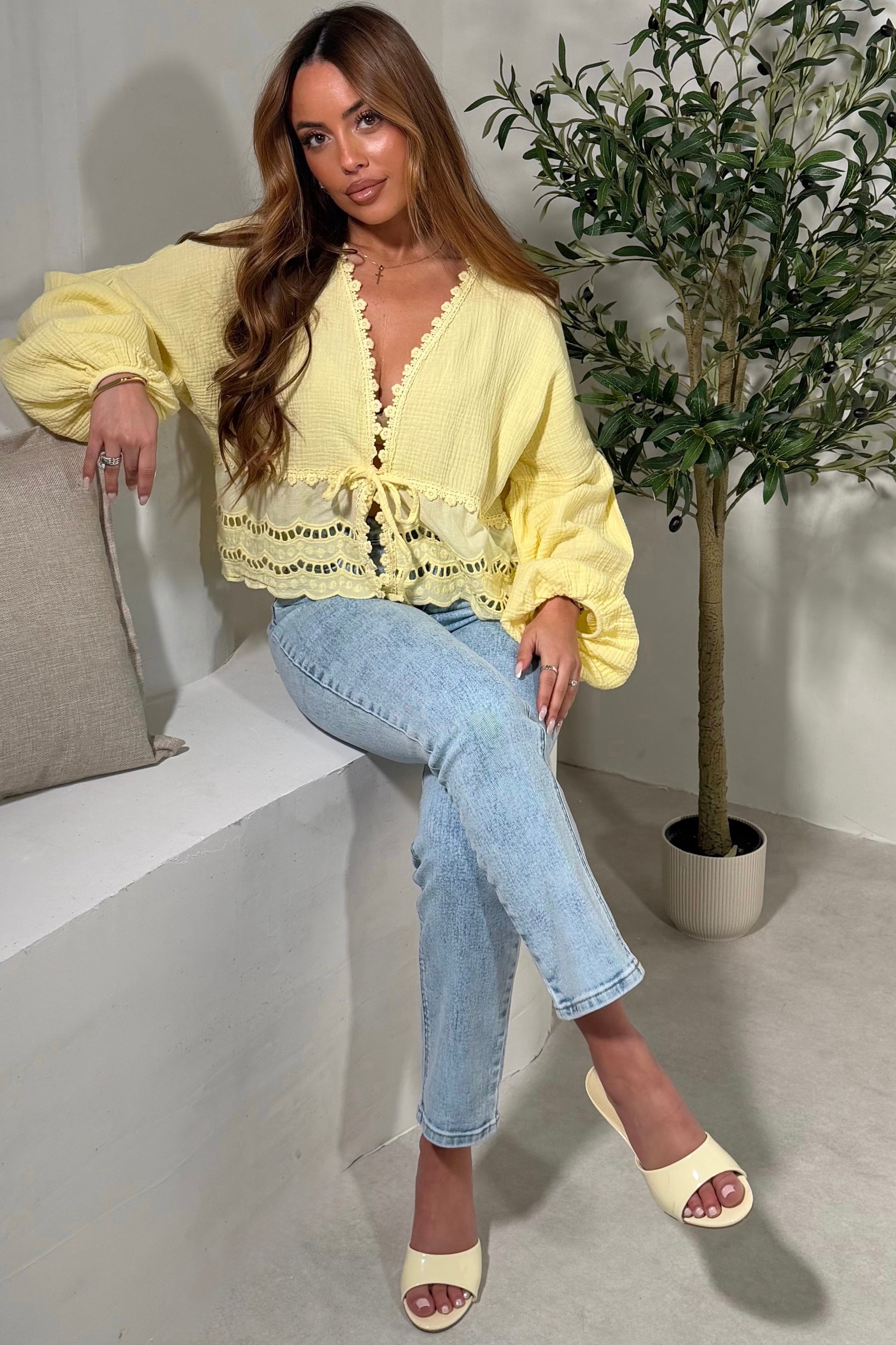 Jean mom bleu porté avec t-shirt blanc rentré, style casual chic taille haute