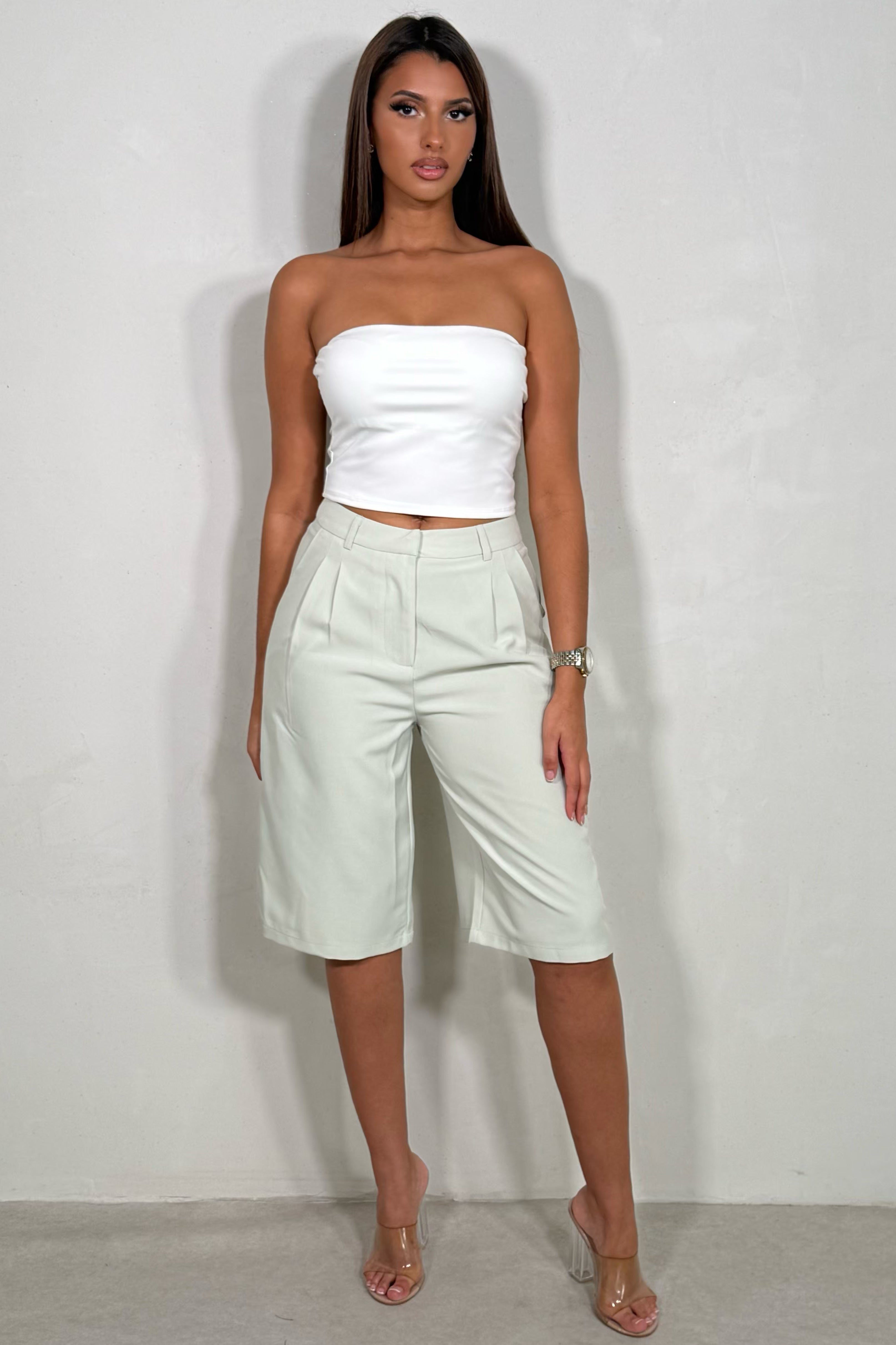 Bermuda à Pinces – Coupe Structurée & Style Chic