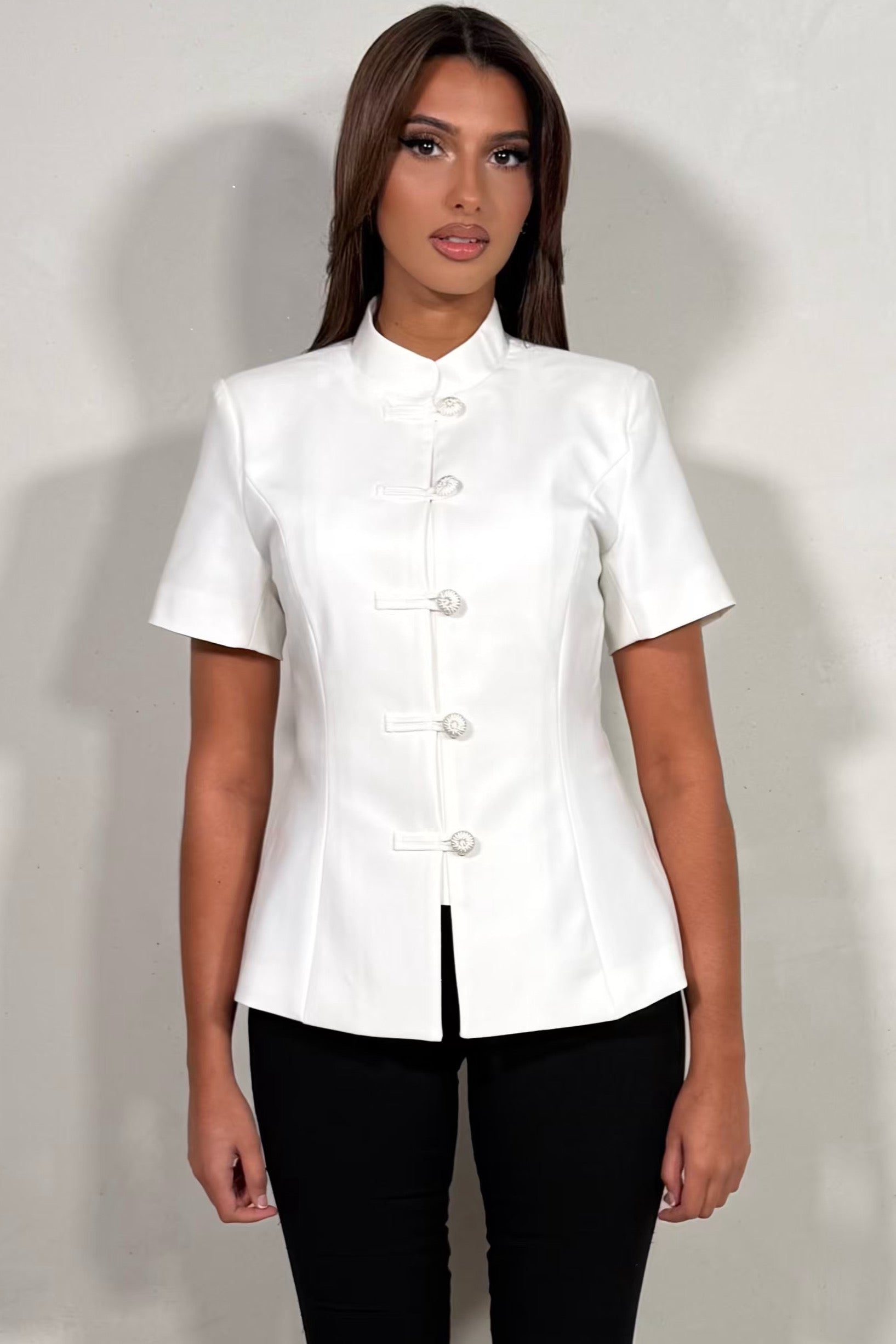 Veste Manches Courtes Nœuds Traditionnels Blanc Minimaliste