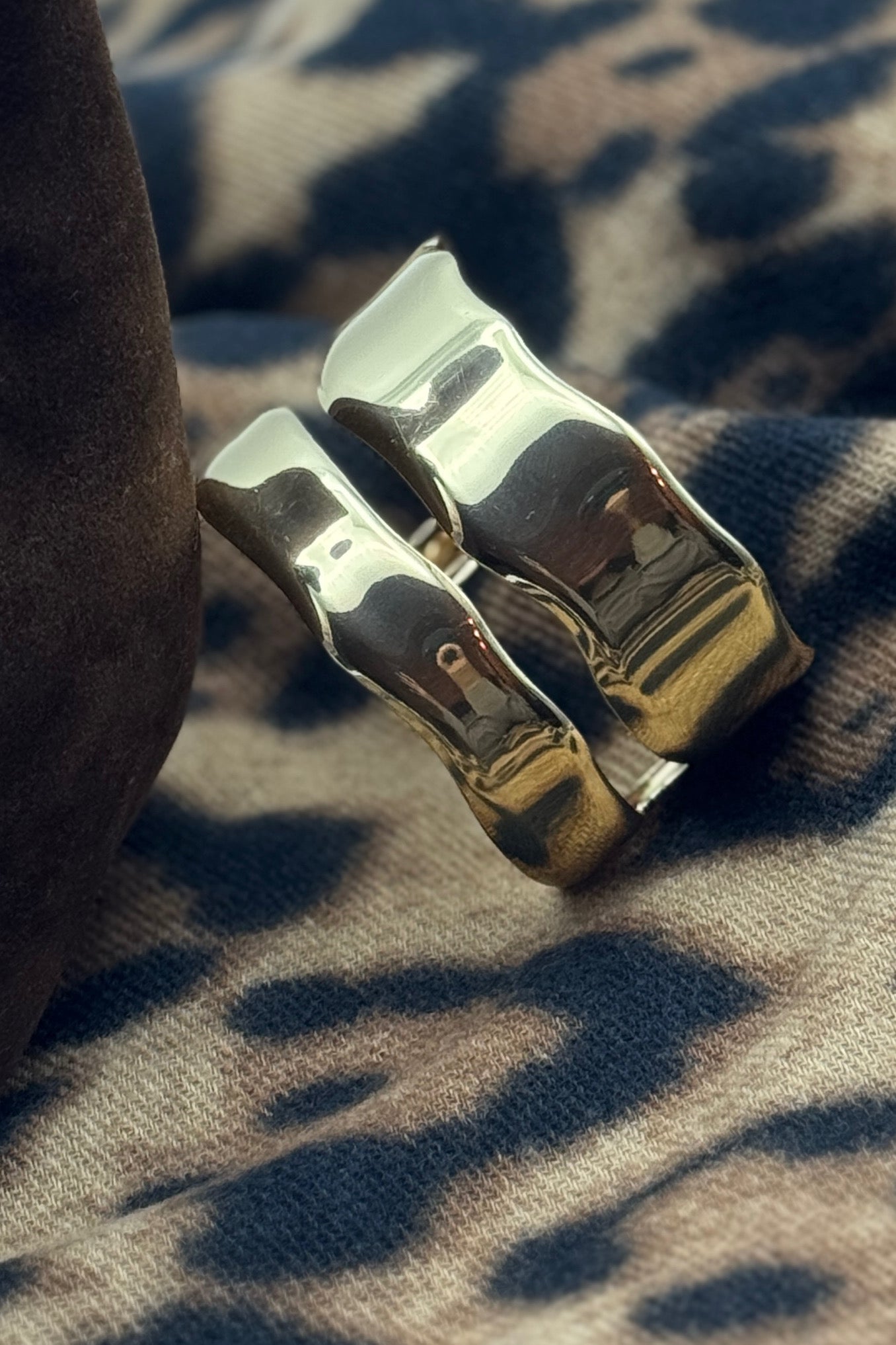 Détail de la finition dorée du bracelet manchette ajustable