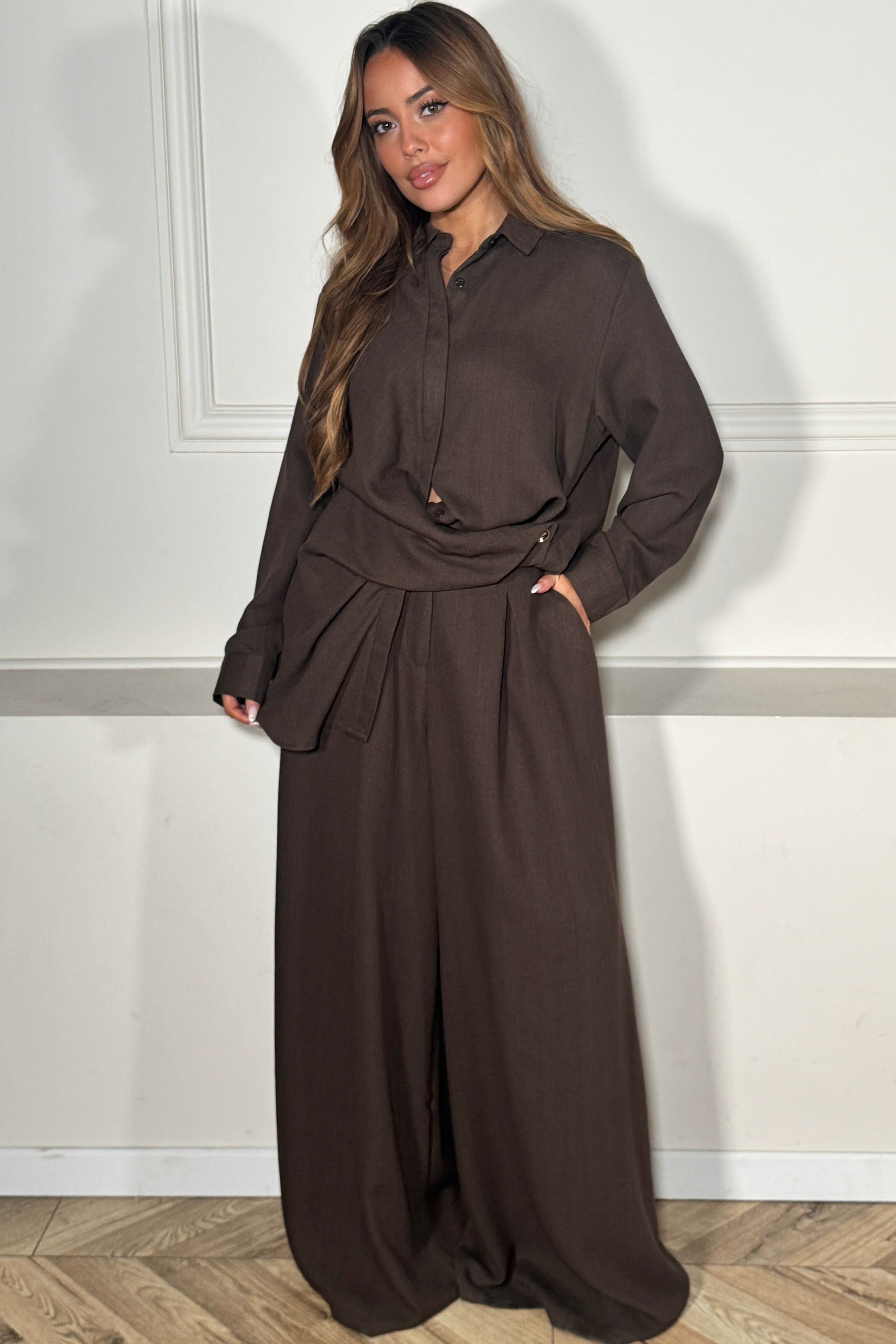 Femme portant un pantalon fluide oversize marron, vue de face