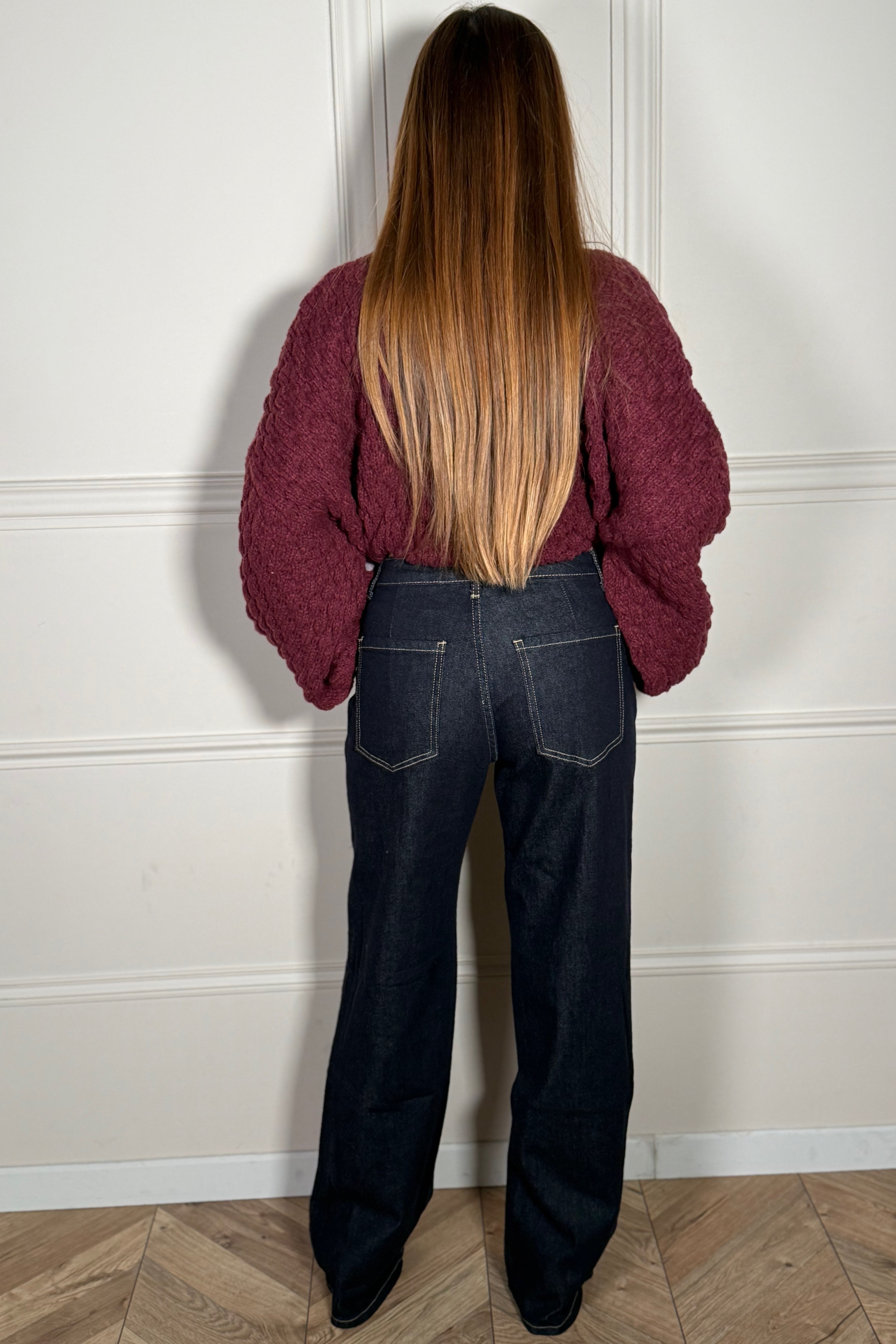 Jeans femme wide leg brute taille haute, détail de la coupe ample et fluide, silhouette élégante