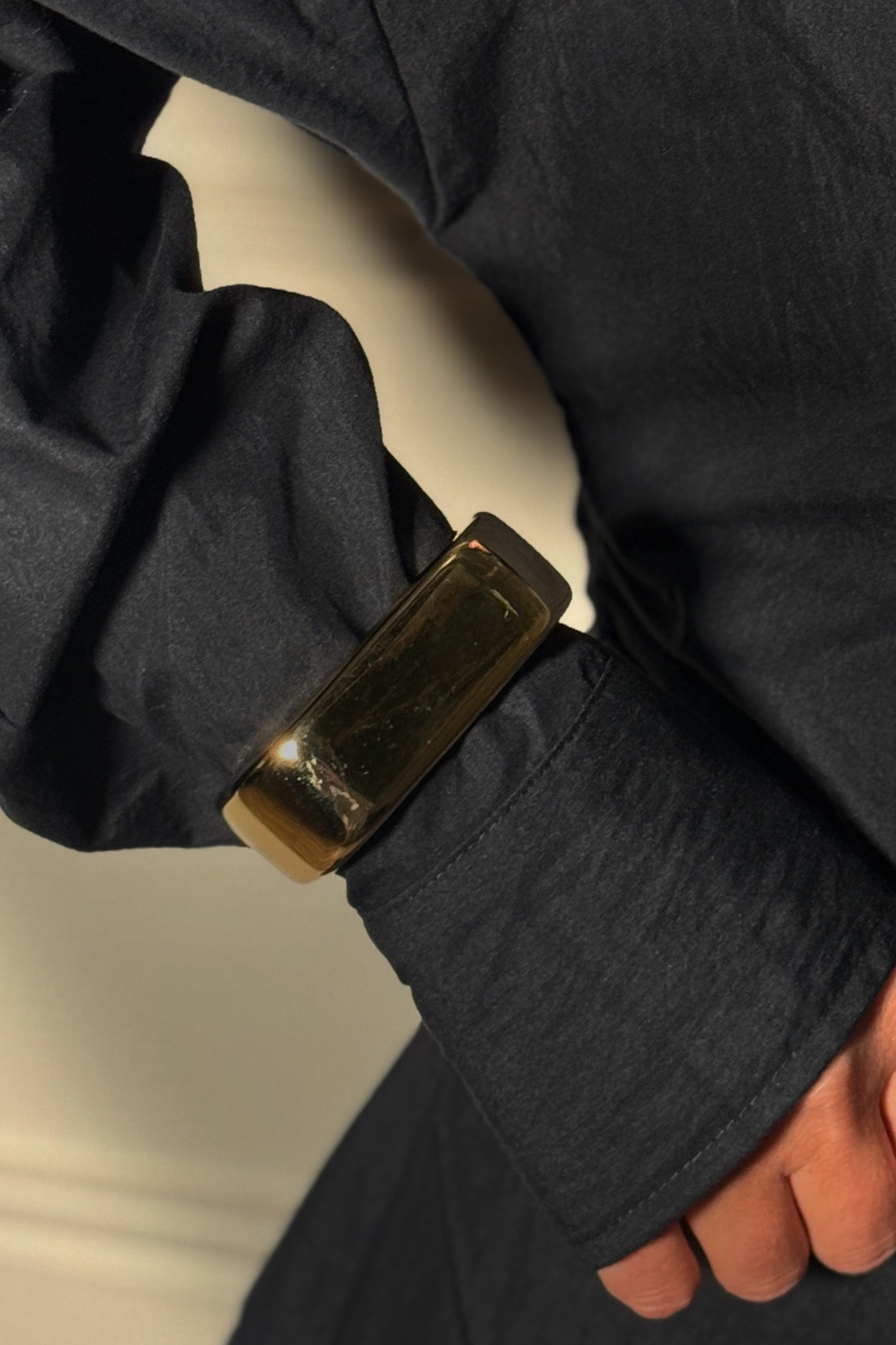 Bracelet manchette femme en relief avec motifs sculptés, vue de face