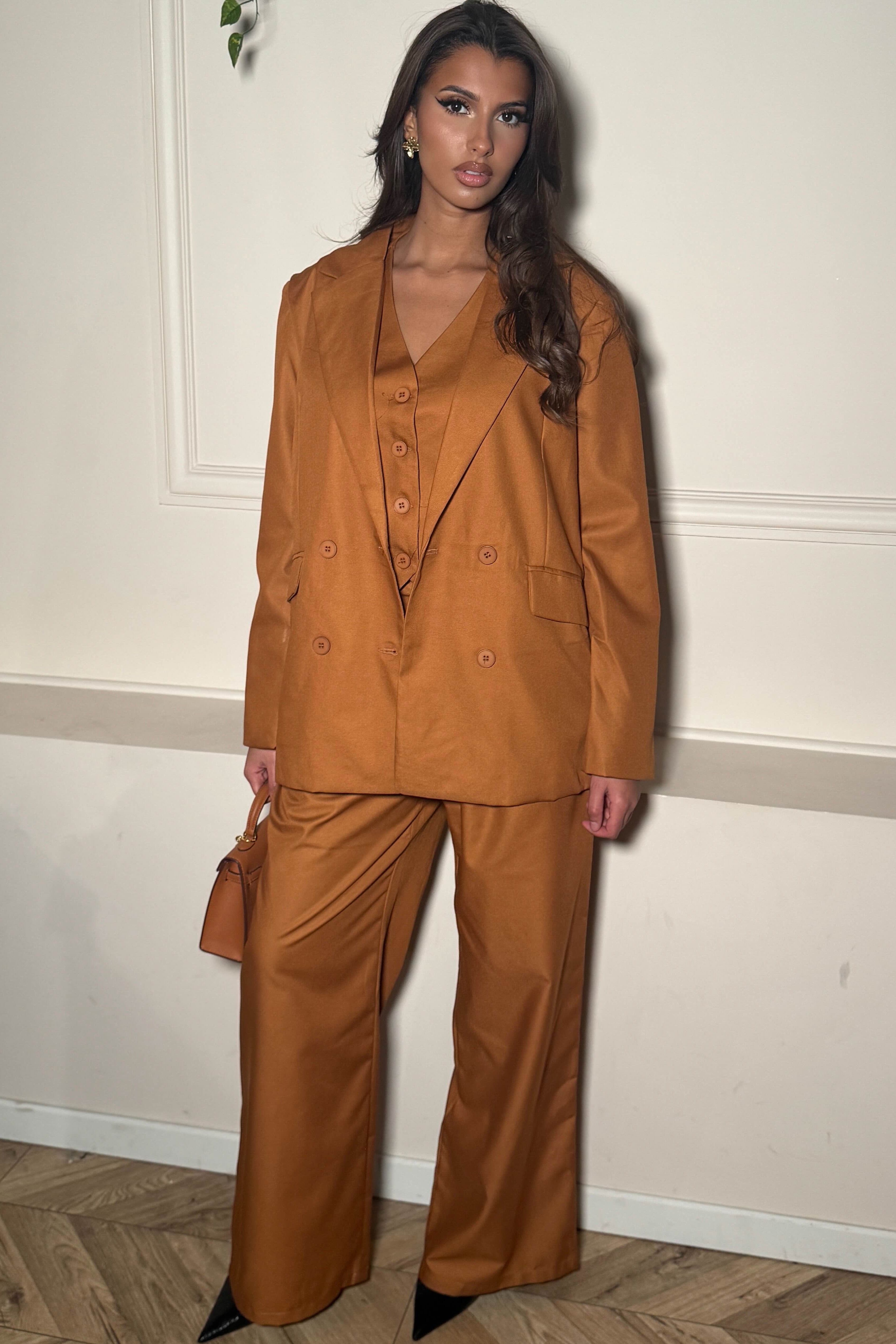 Ensemble 3 pièces blazer rust gilet pantalon femme - vue complète portée par mannequin