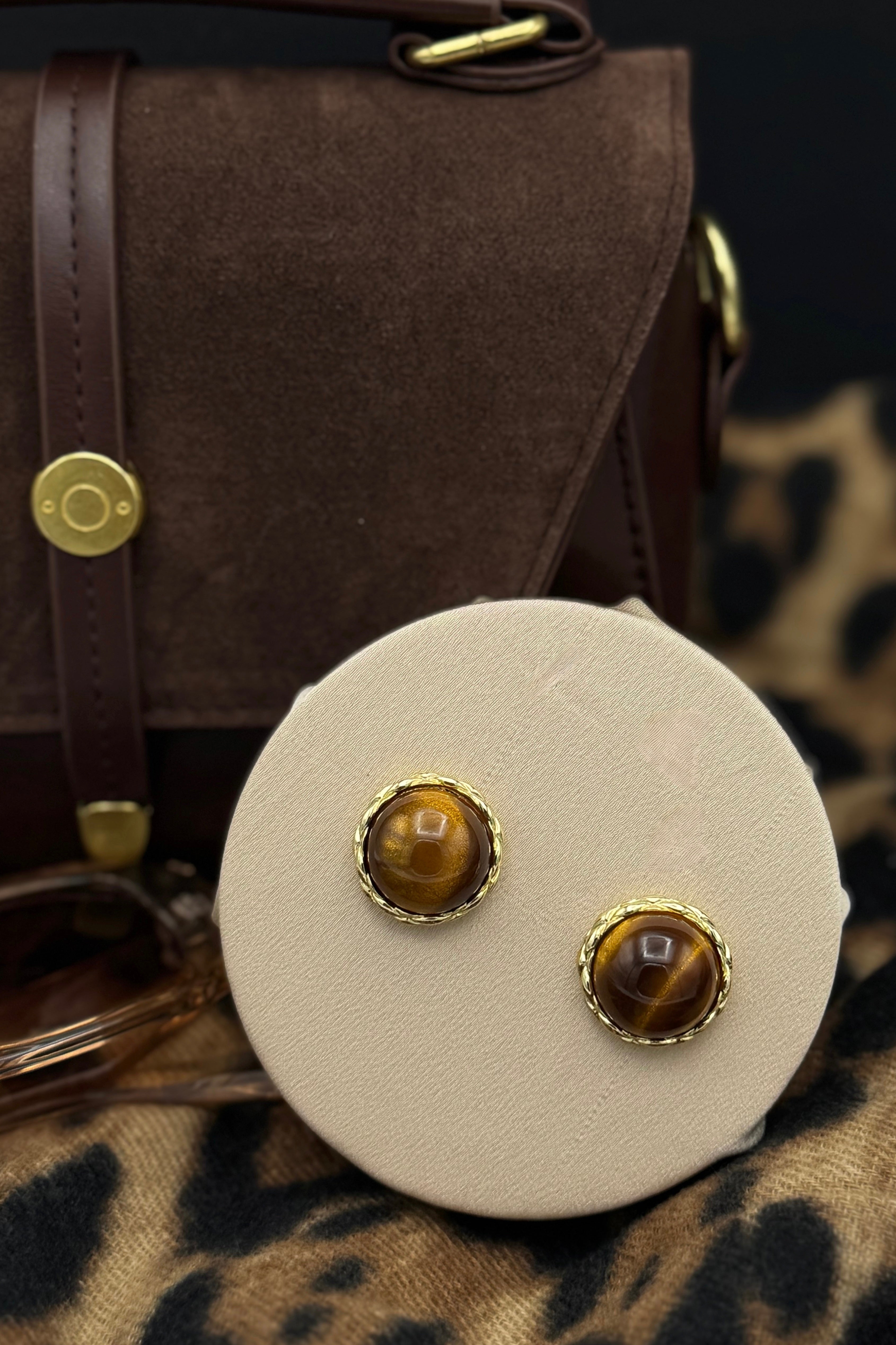 Boucles d'oreilles boule nacrée élégantes pour femme, bijoux raffinés sur fond blanc