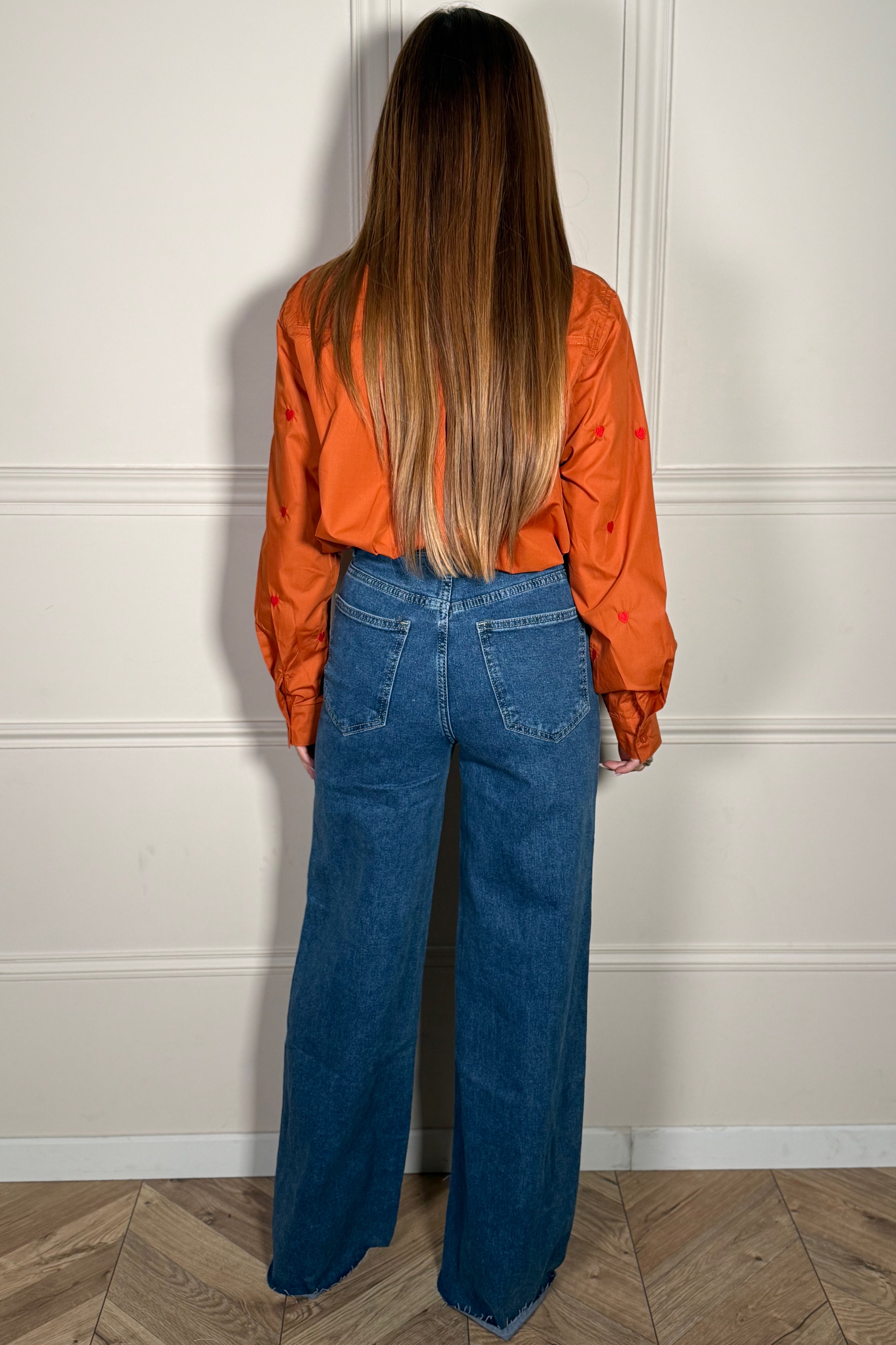 Vue complète jean loose, coupe généreuse flatteuse et style effortless-chic