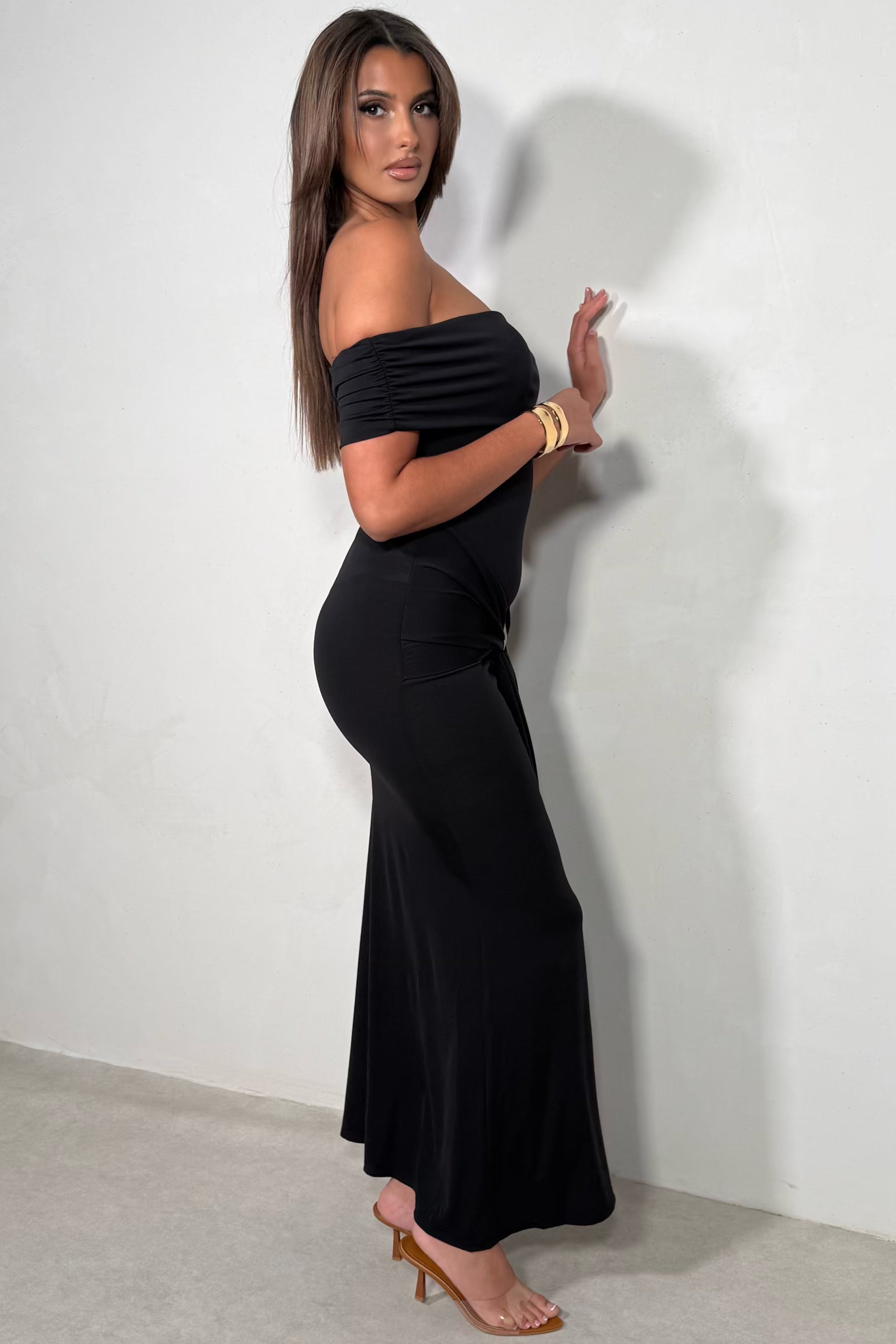 Robe Ajustée Détail Bijou à la Taille — Glamour & Féminité