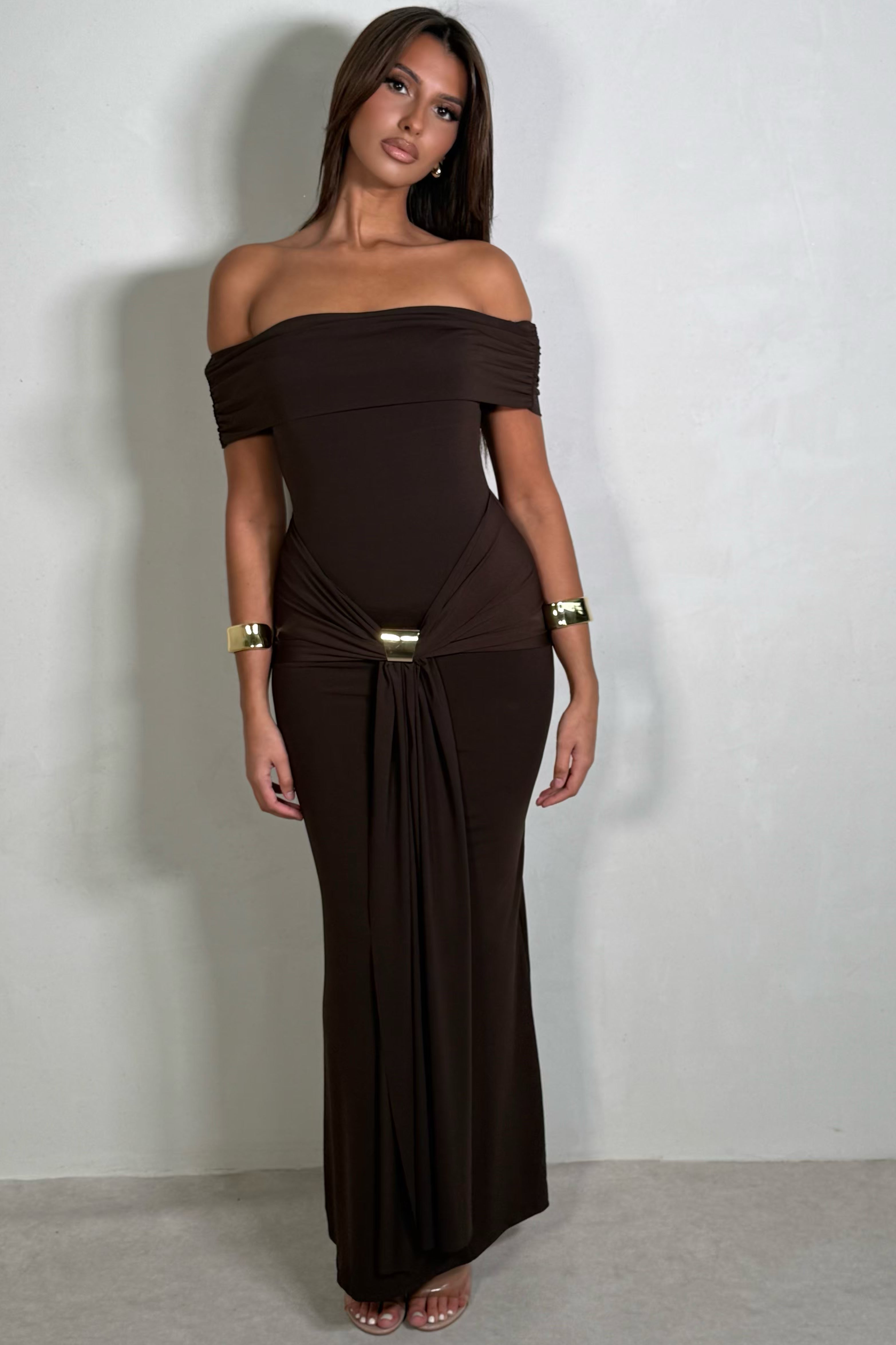 Robe ajustée détail bijou à la taille marron, coupe gainante
