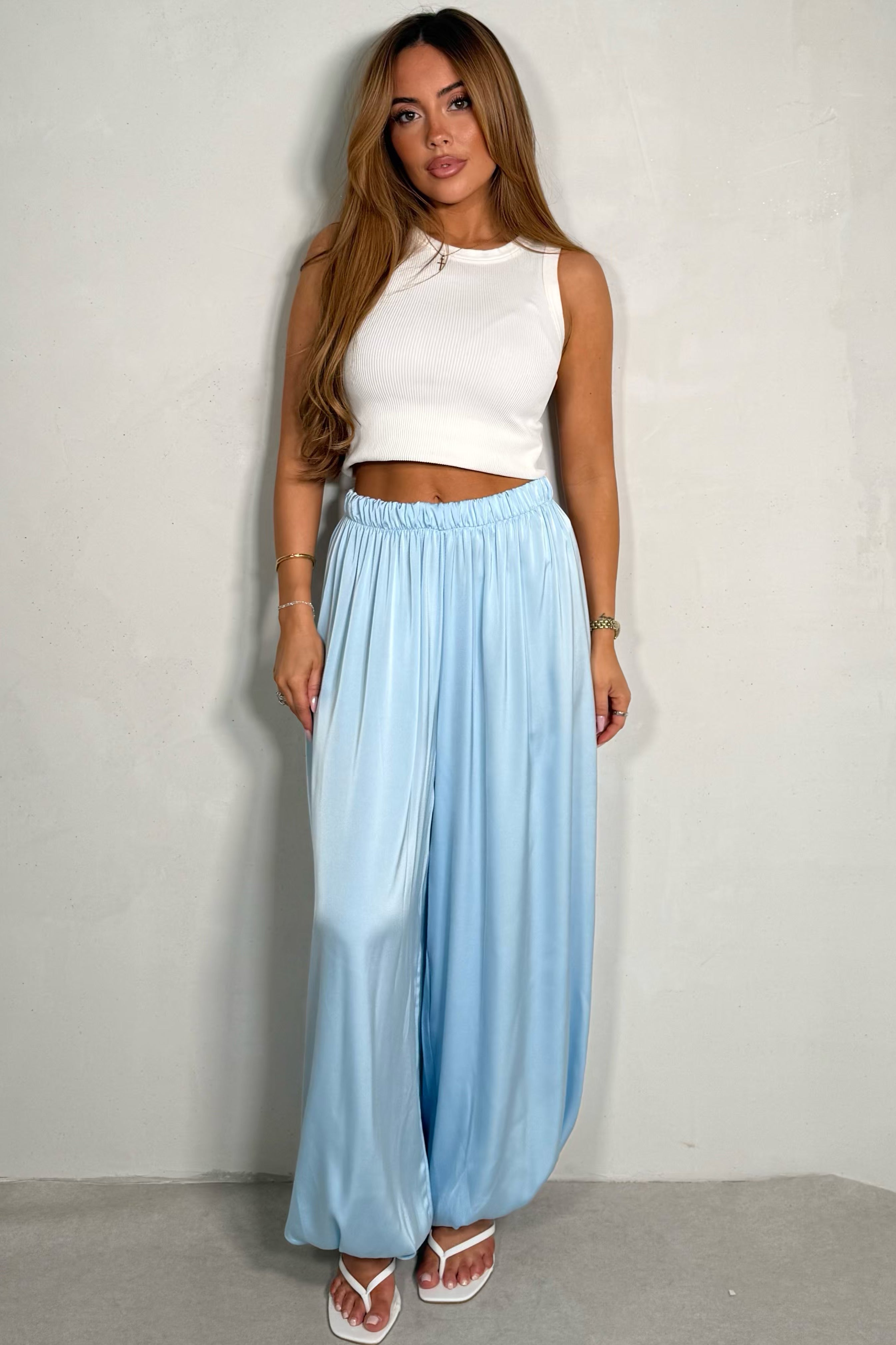 Pantalon satin fluide coupe élégante coloris bleu ciel