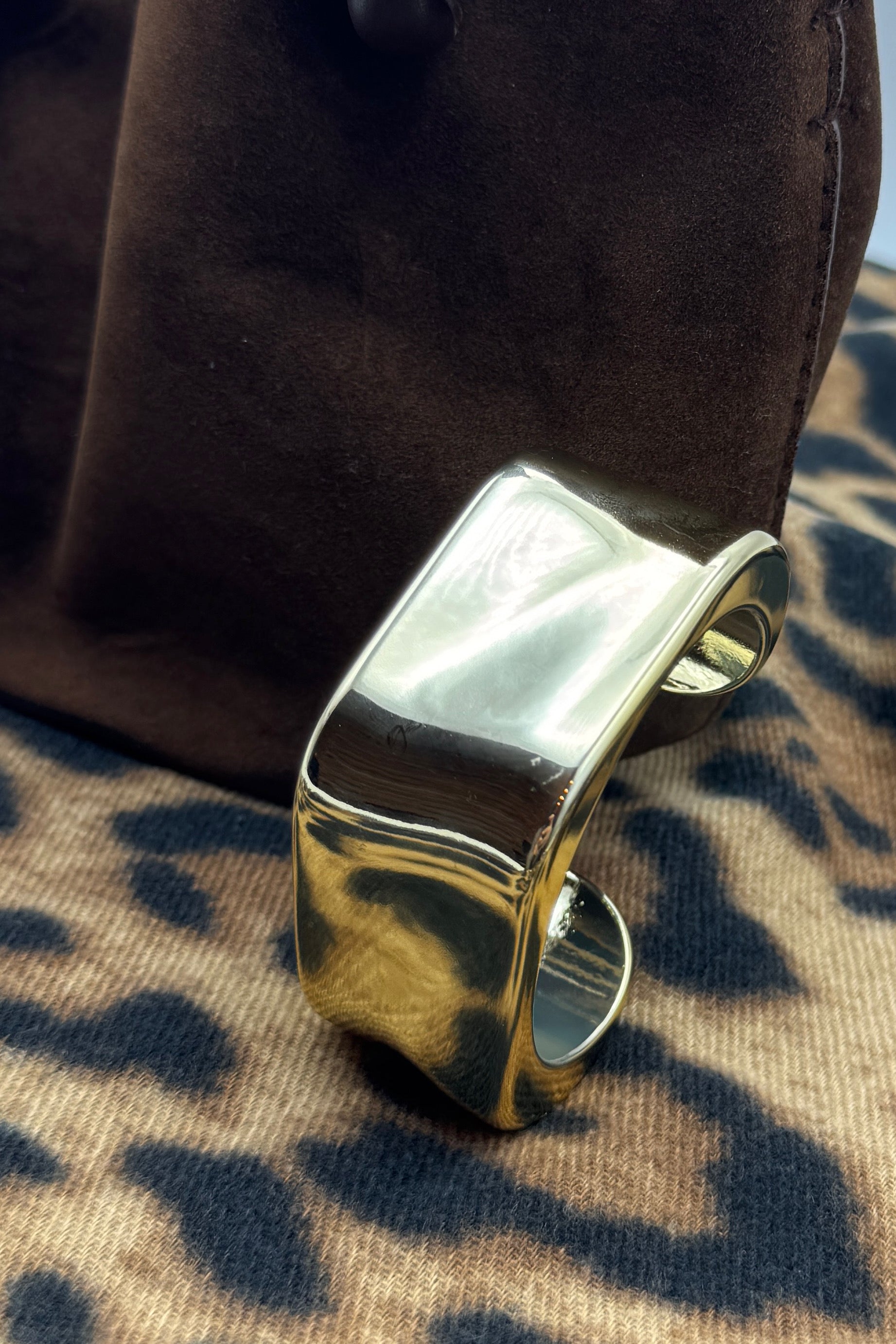 Détail relief sculpté bracelet manchette argenté - texture moderne