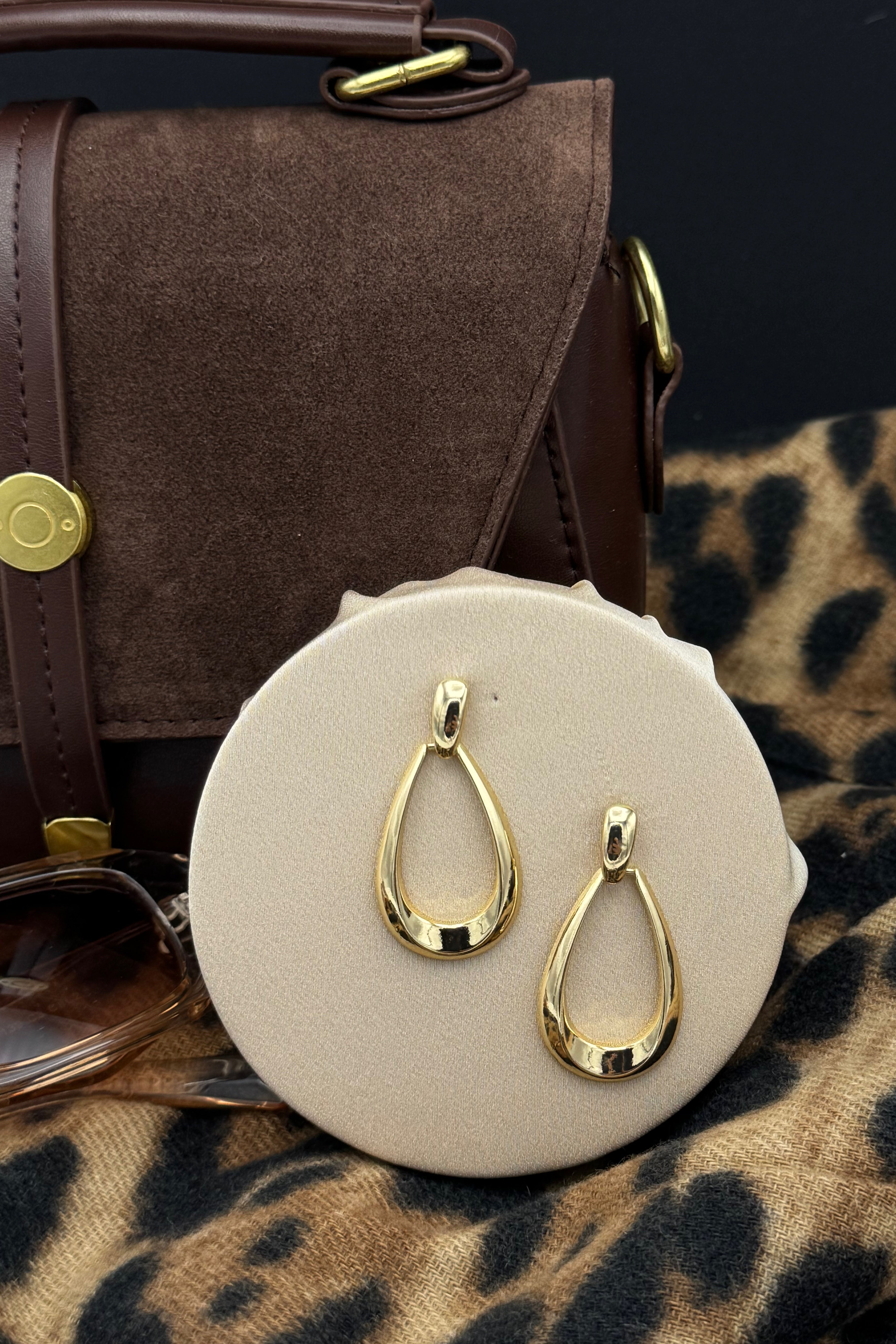 Boucles d'oreilles goutte élégantes dorées pour femme, bijoux tendance sur fond blanc