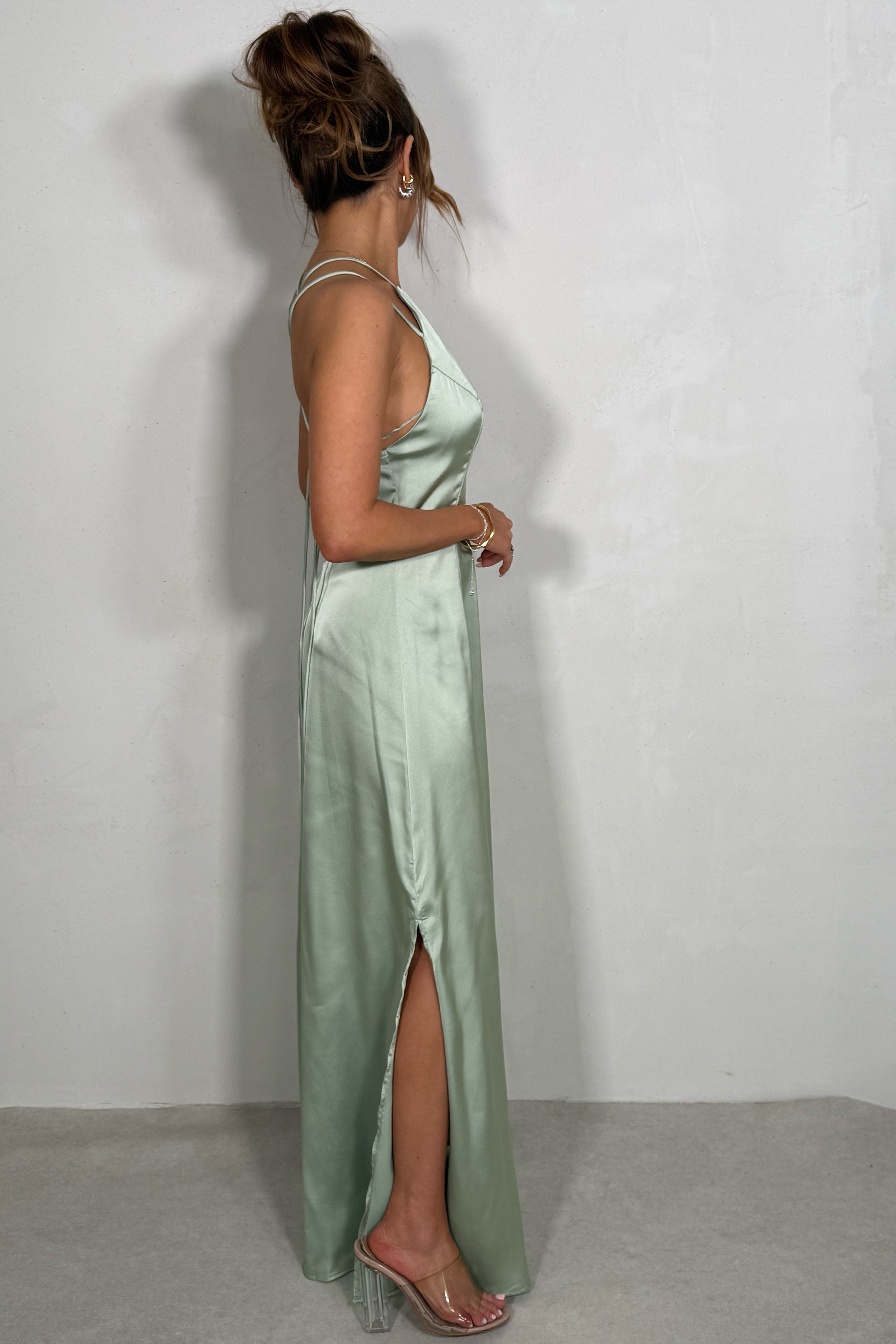 Robe satinée dos nu à laçage femme