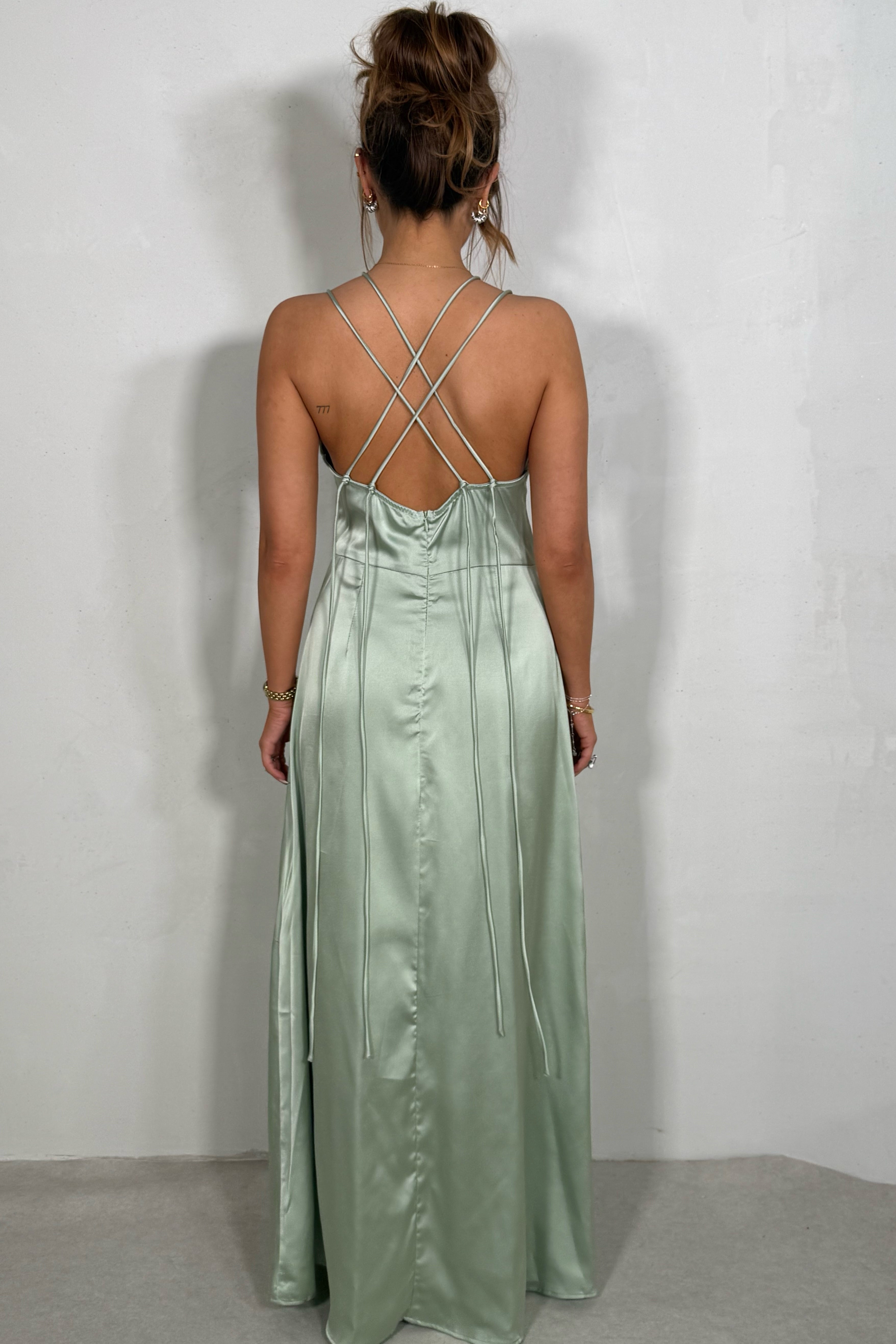 Robe satinée dos nu à laçage femme