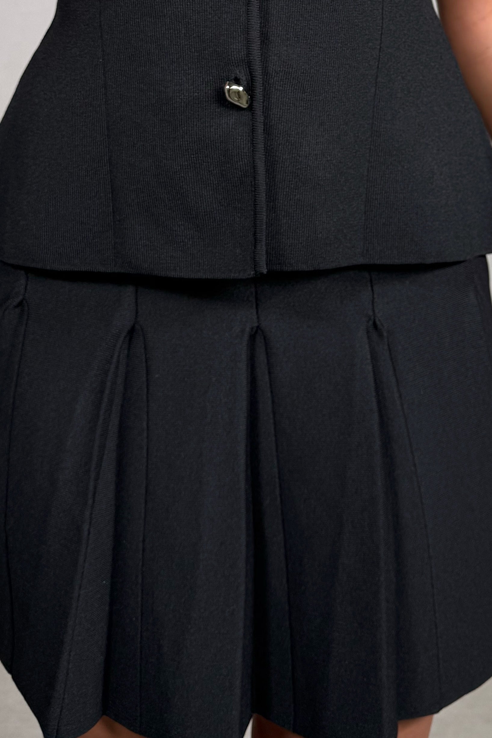 Ensemble gilet boutonné et jupe plissée femme