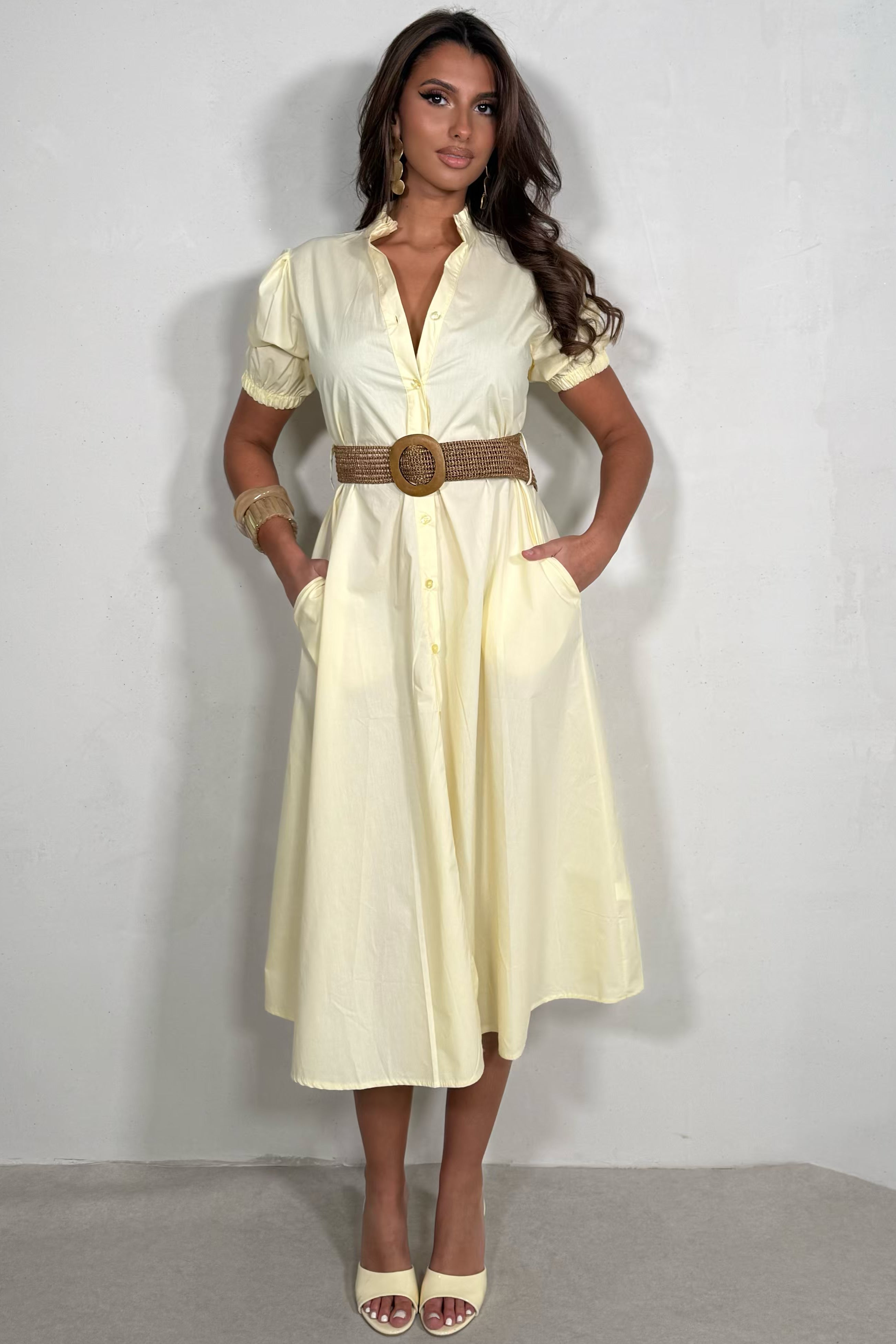 Robe ceinturée en coton silhouette élégante coloris jaune
