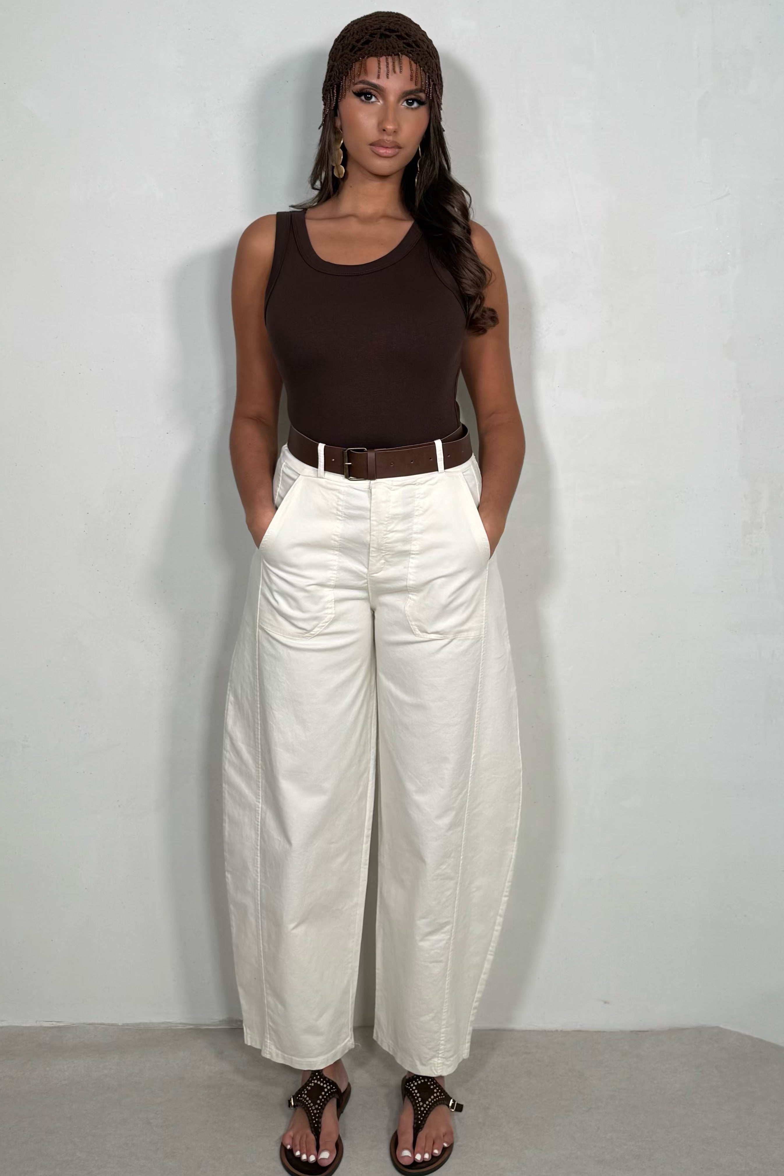 Pantalon barrel ceinturé coupe sculpturale coloris ecru