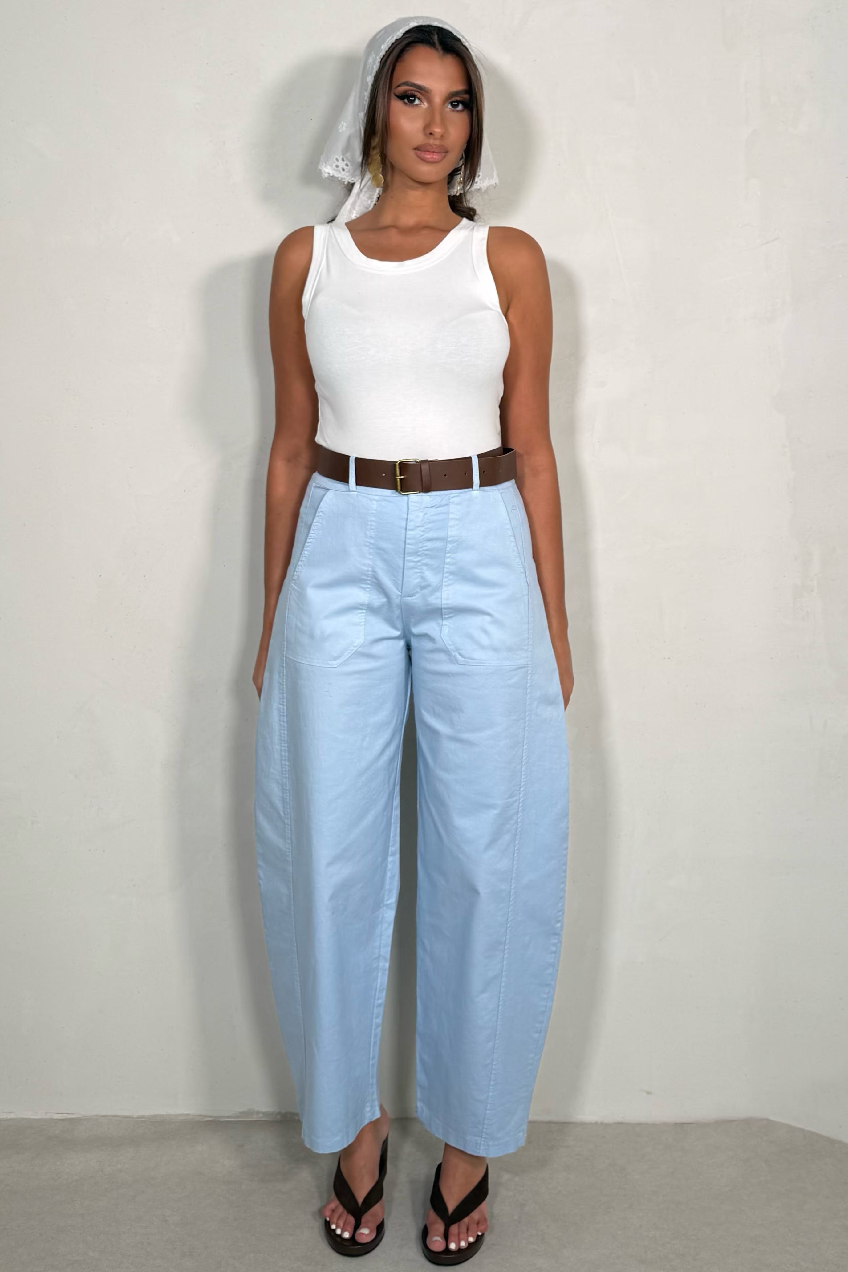 Pantalon barrel ceinturé coupe sculpturale coloris bleu ciel