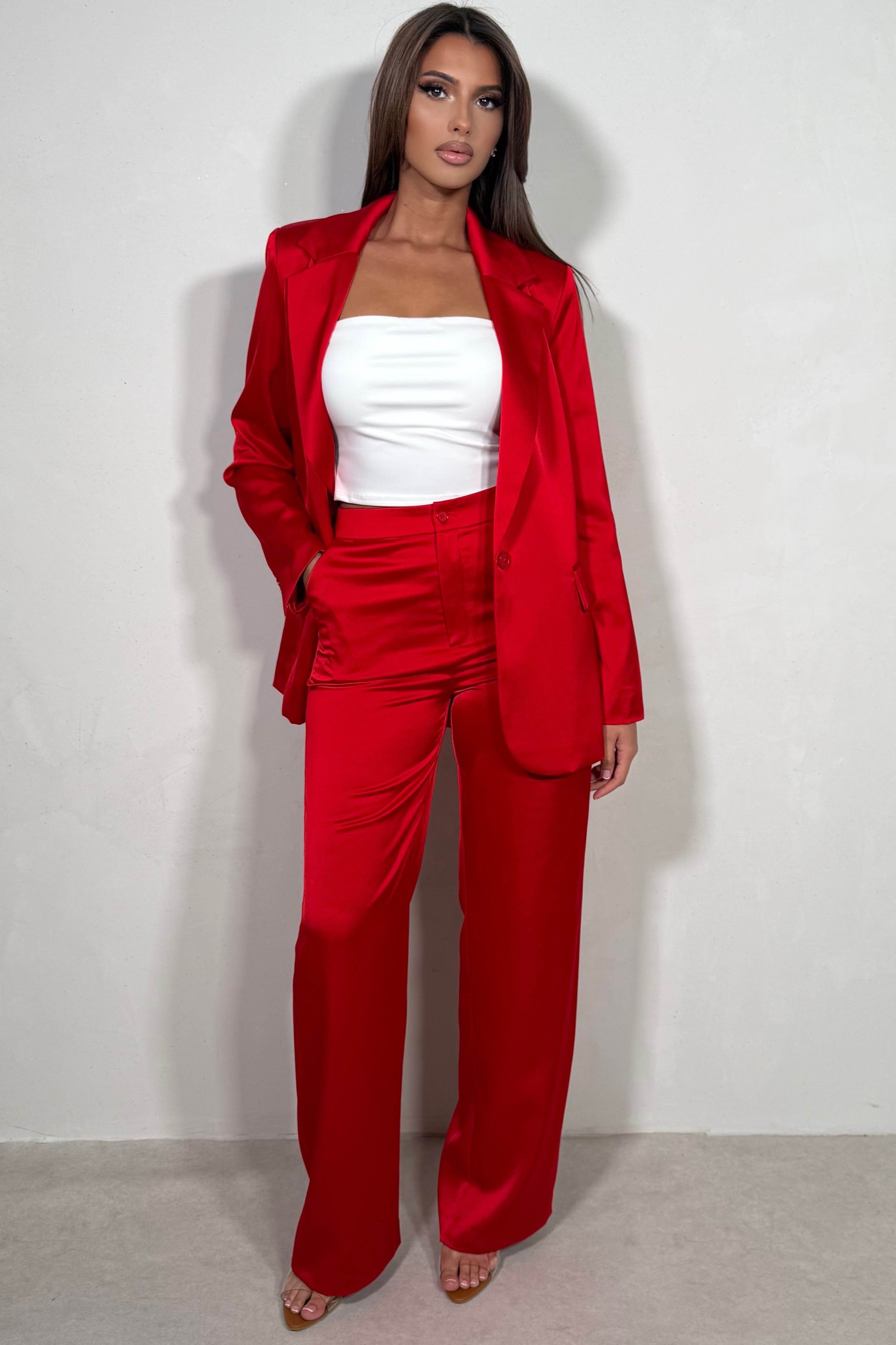 Pantalon droit satiné éclat réflectif coloris rouge passion