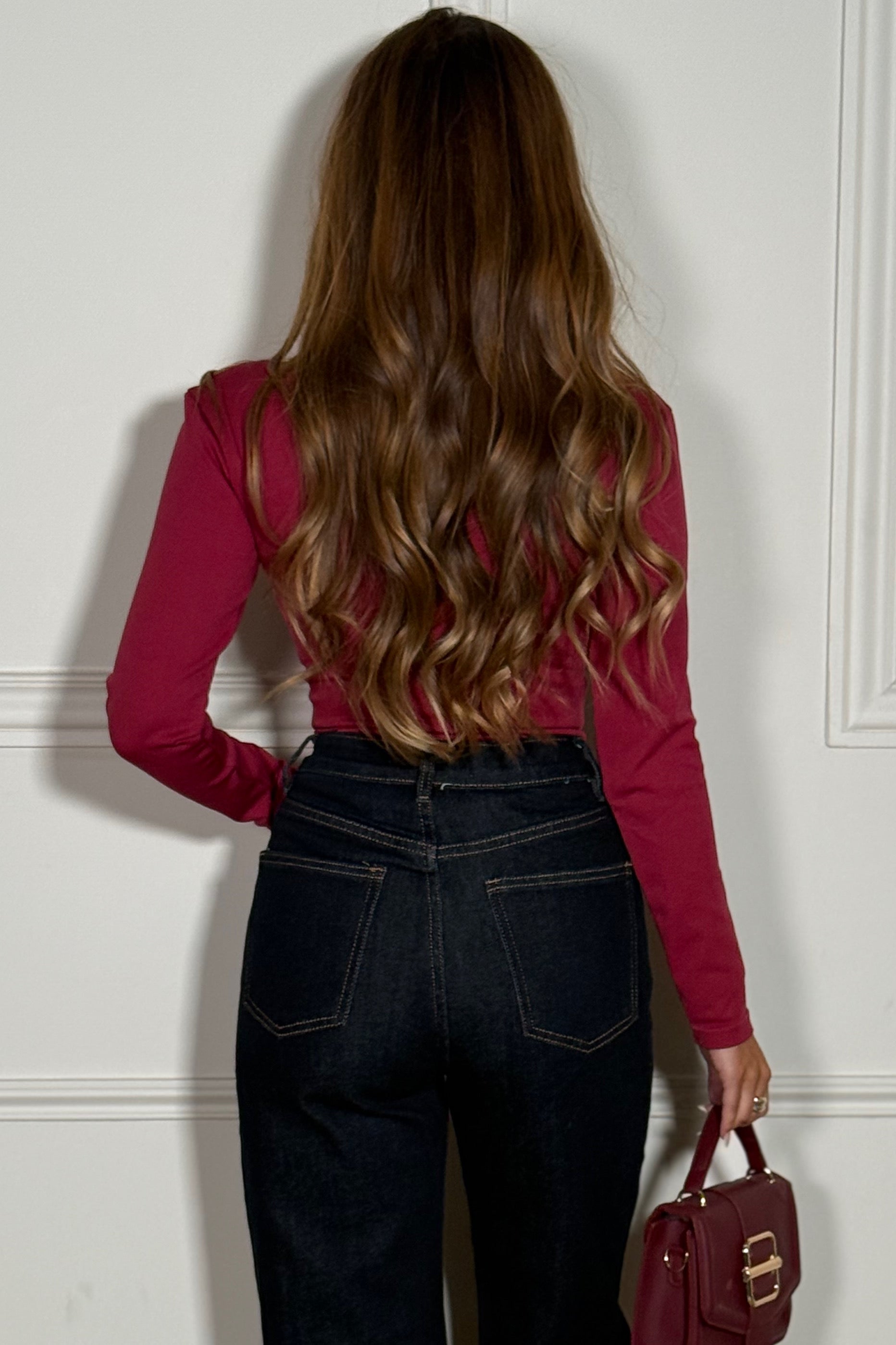Body gainant femme manches longues noir porté sous un jean, démonstration de l'effet invisible sous les vêtements