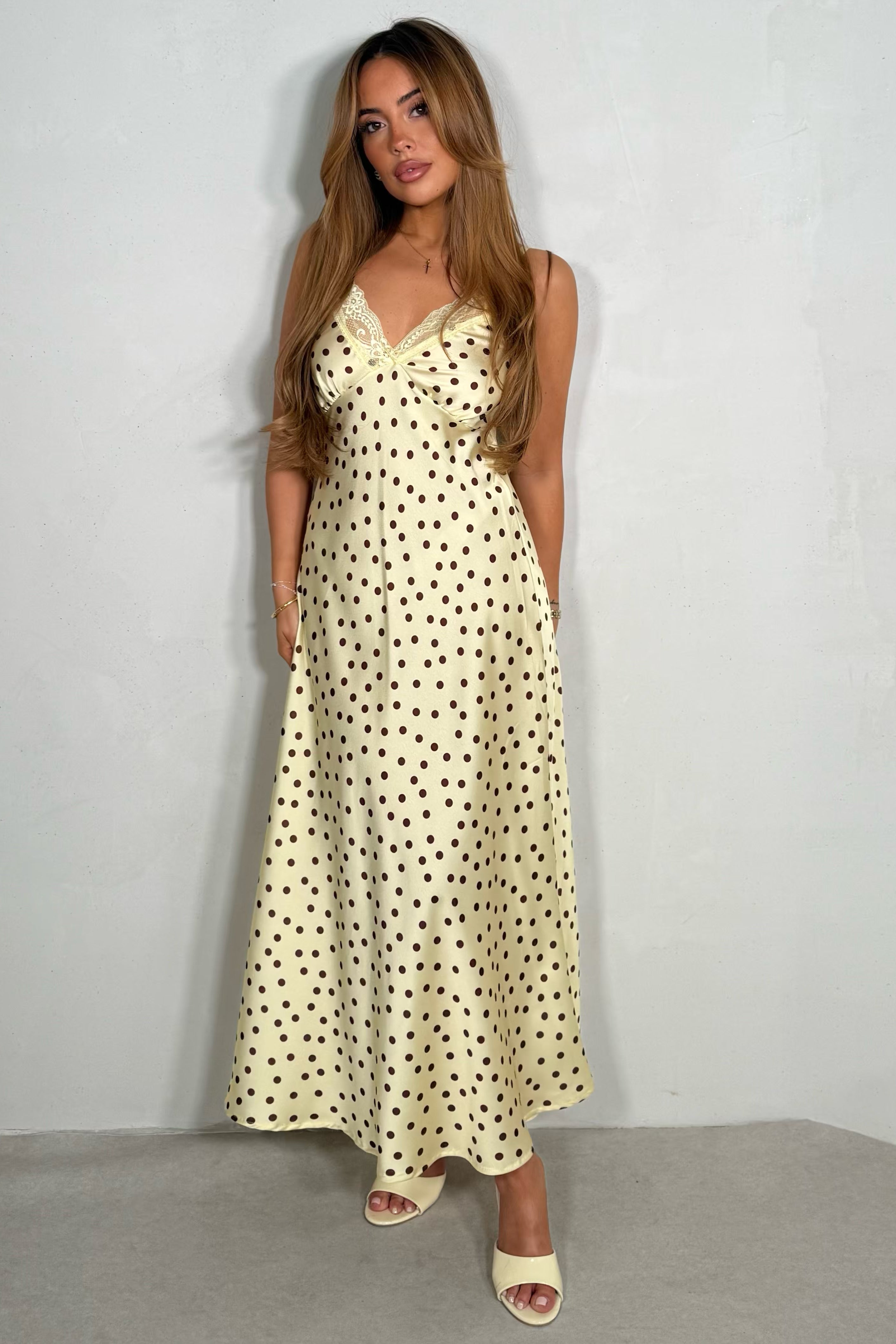 Robe à pois avec dentelle romantique coloris jaune