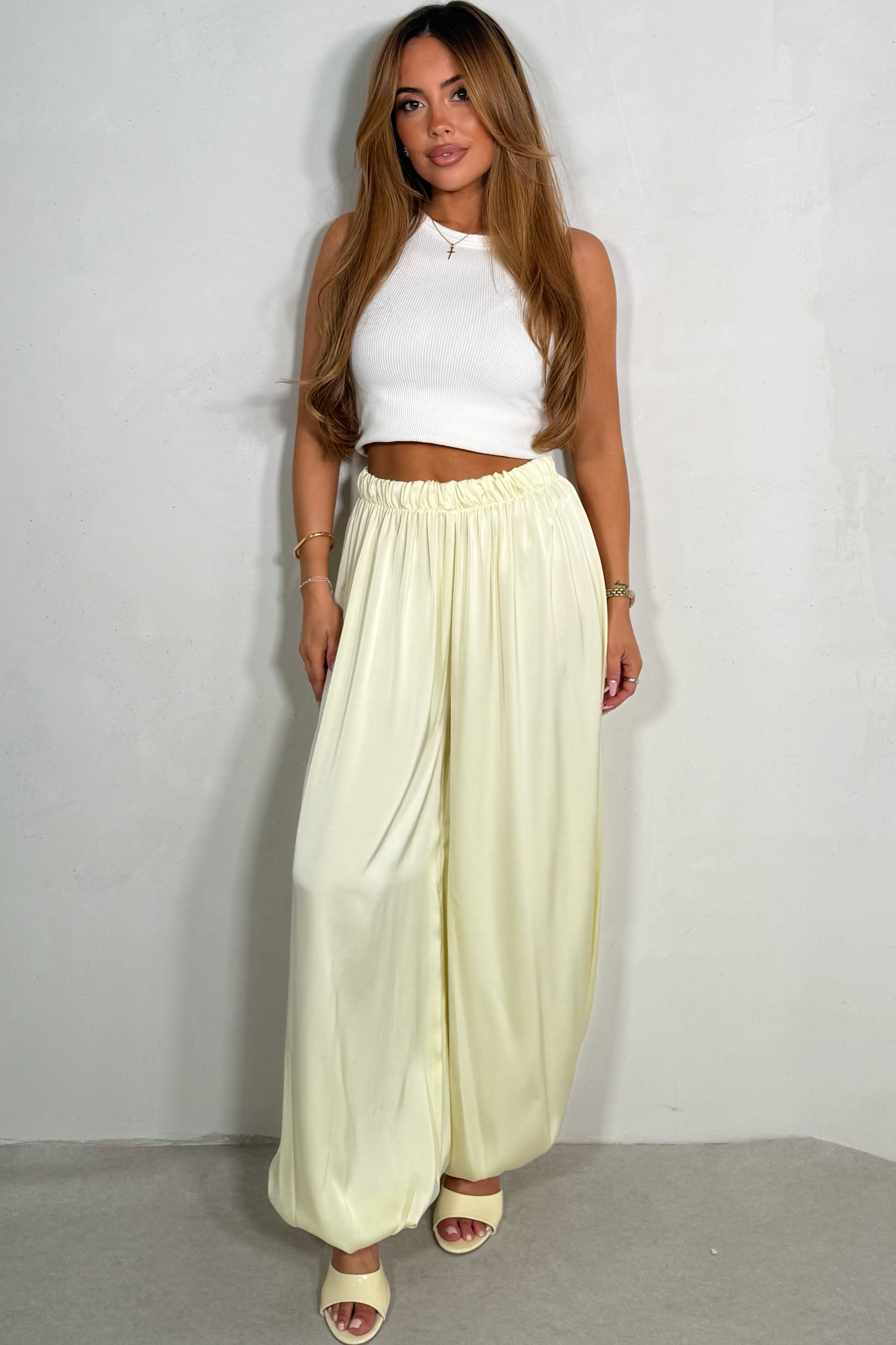 Pantalon satin fluide coupe élégante coloris jaune