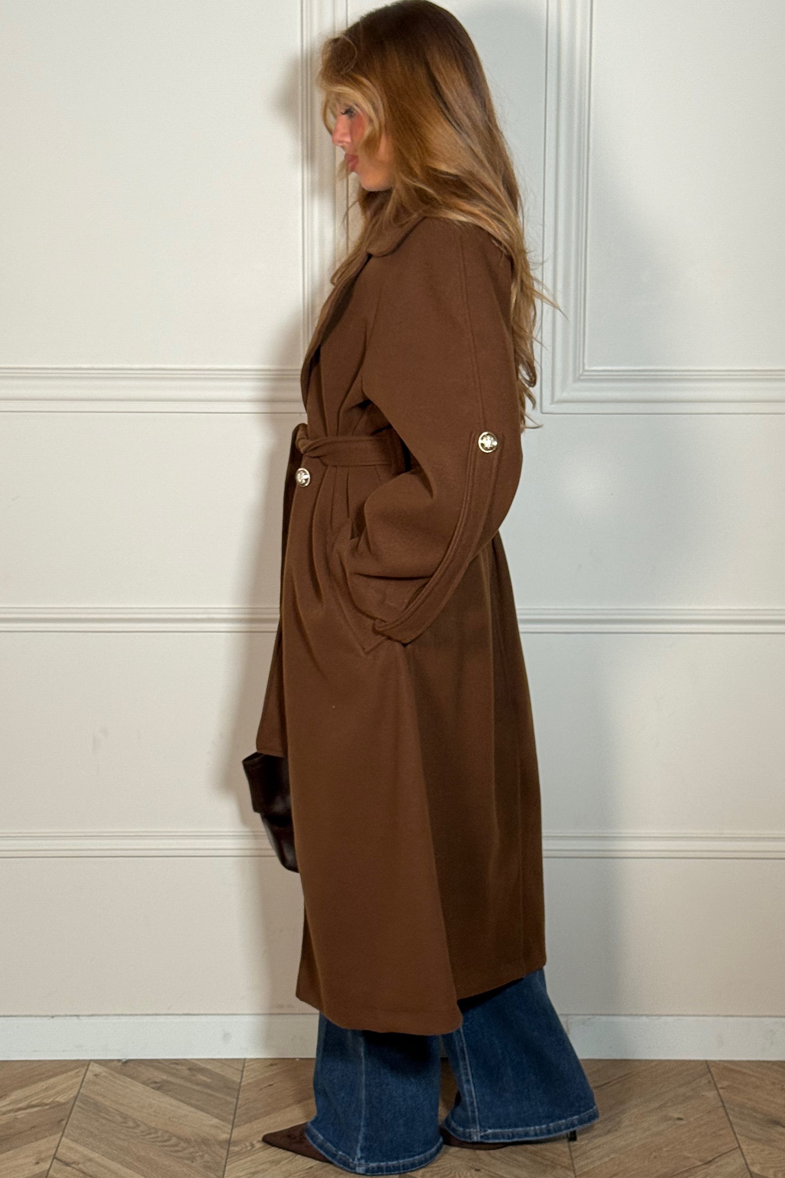 Trench coat feutré femme vue de profil, coupe flatteuse et silhouette moderne