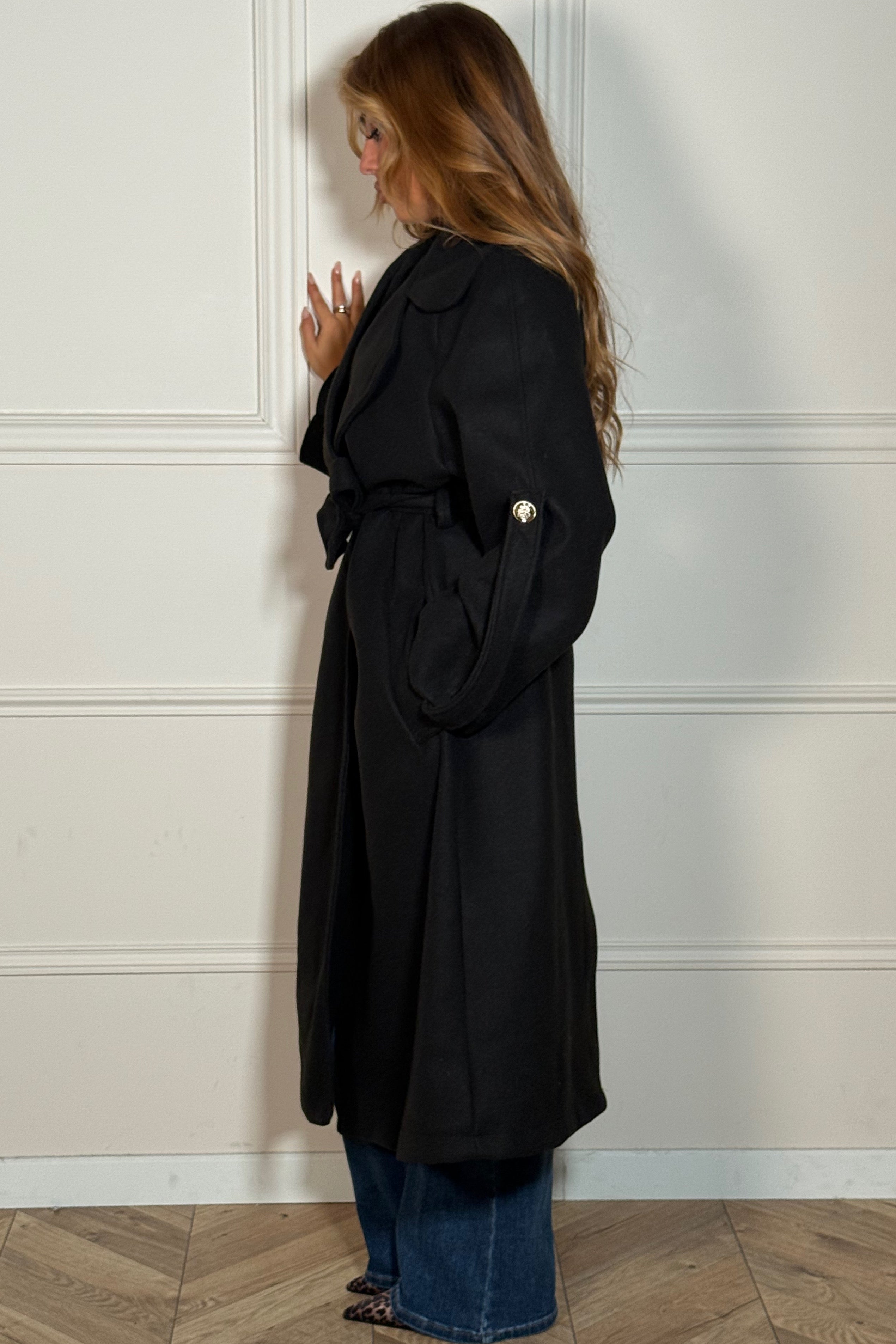 Femme en trench coat feutré à poches, look professionnel et urbain