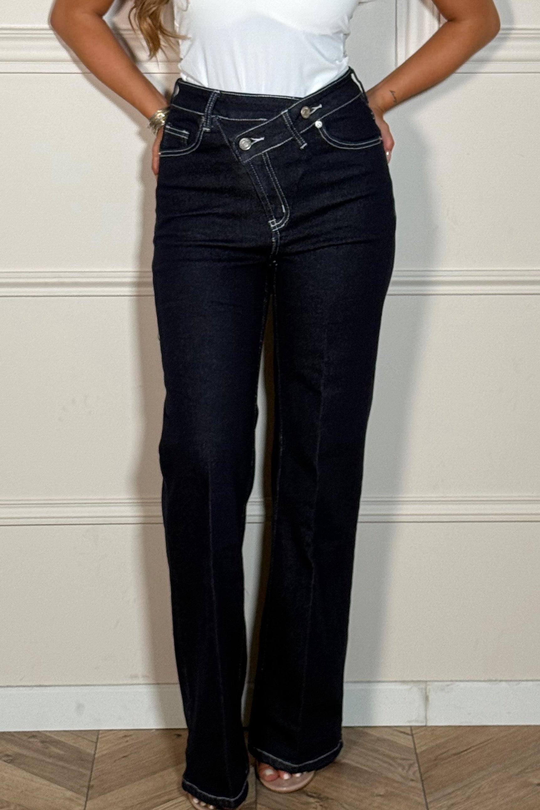 Jean femme brut taille haute ceinture décalée - Vue portée lifestyle - Style moderne - BLOOSHOP