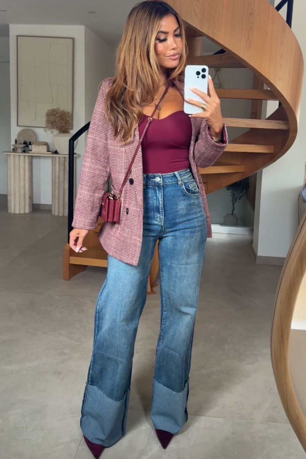 Jeans femme flare vintage, vue d'ensemble de la coupe taille haute avec finitions revers