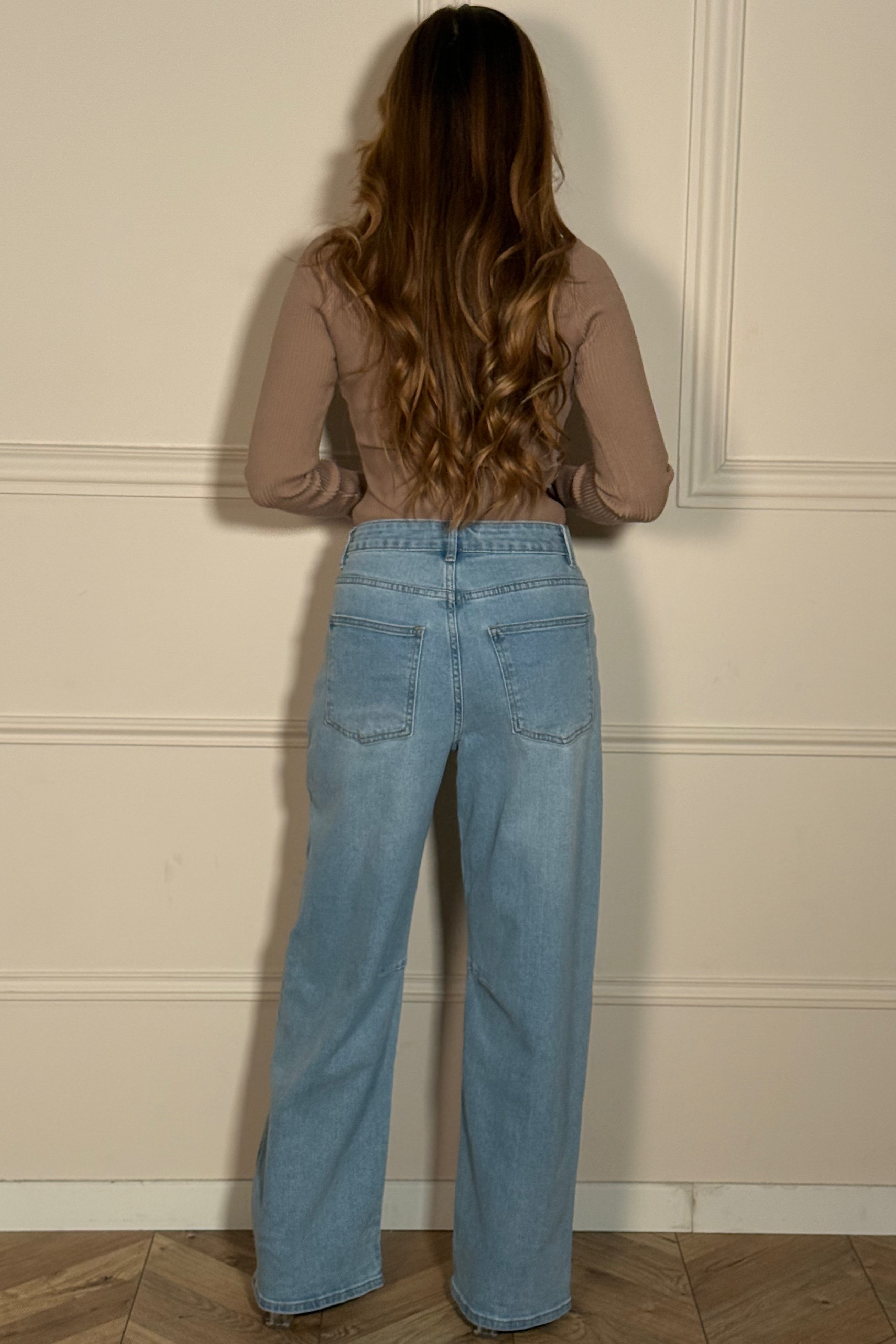 Détail jeans délavé coupe ballon femme - effet vintage authentique et coupe moderne BLOOSHOP