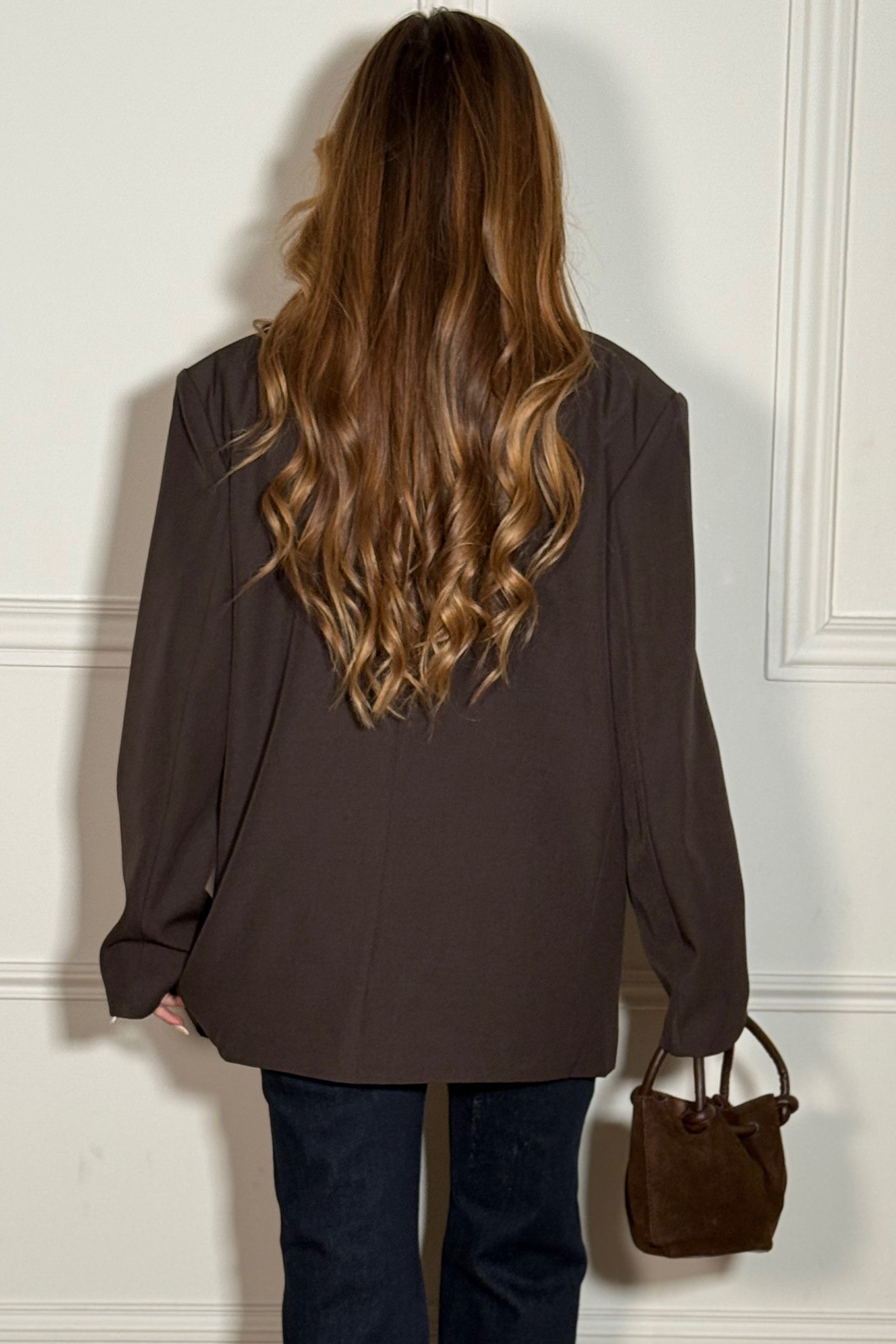 Vue de dos blazer croisé asymétrique, coupe ajustée et moderne