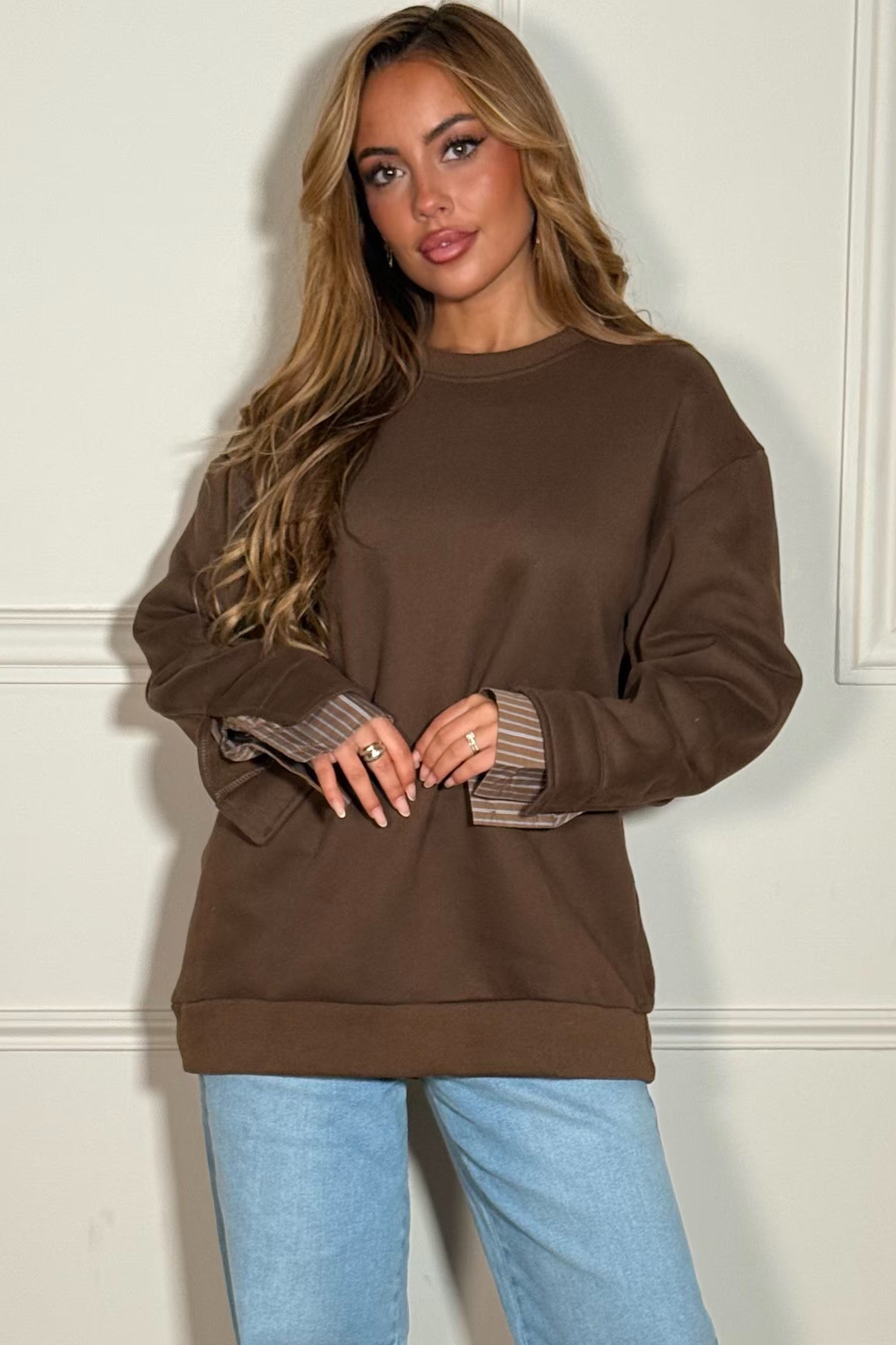 Sweat chemise intégrée porté avec jean, look casual moderne