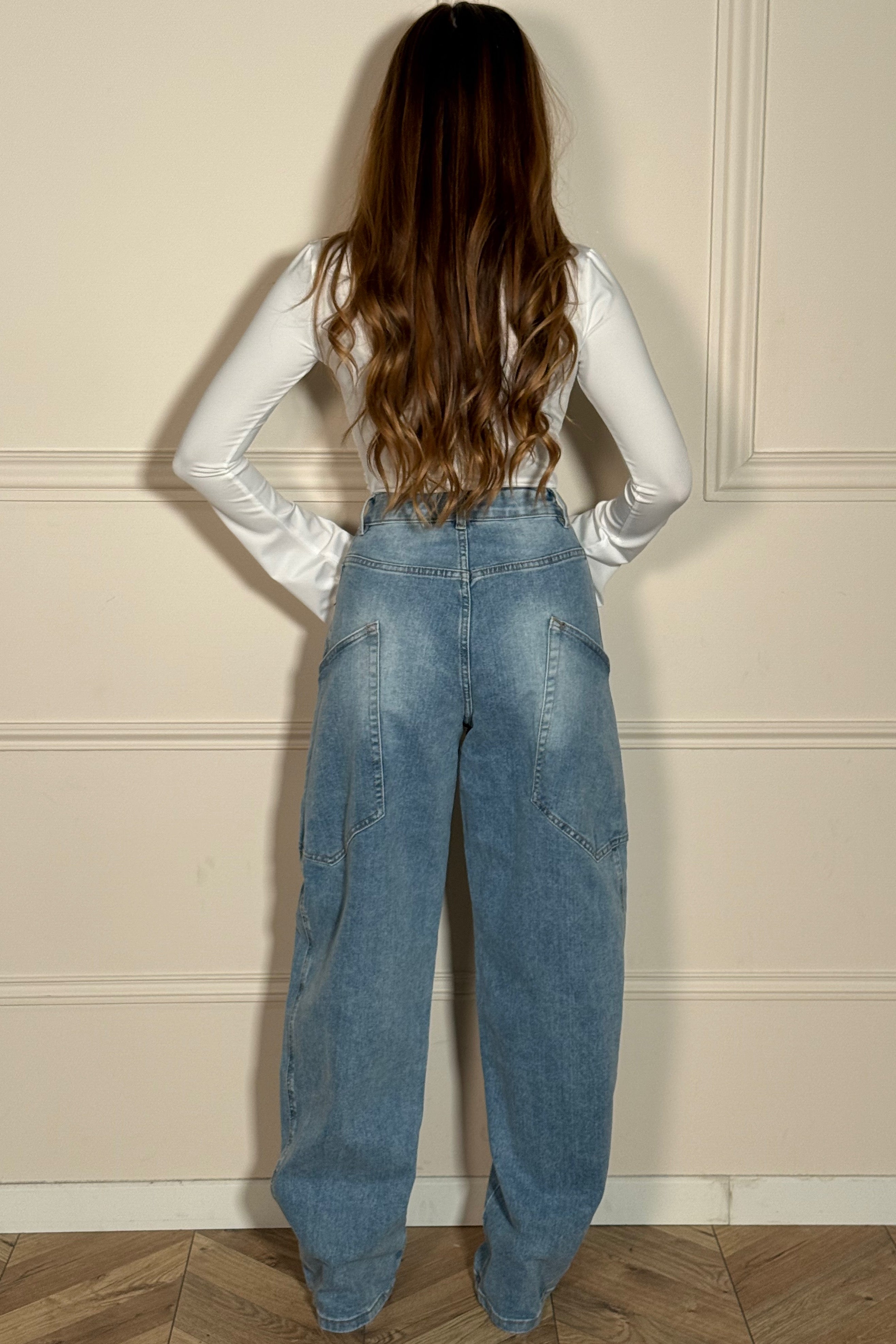 Jean ballon femme taille haute - vue arrière avec détails de finition