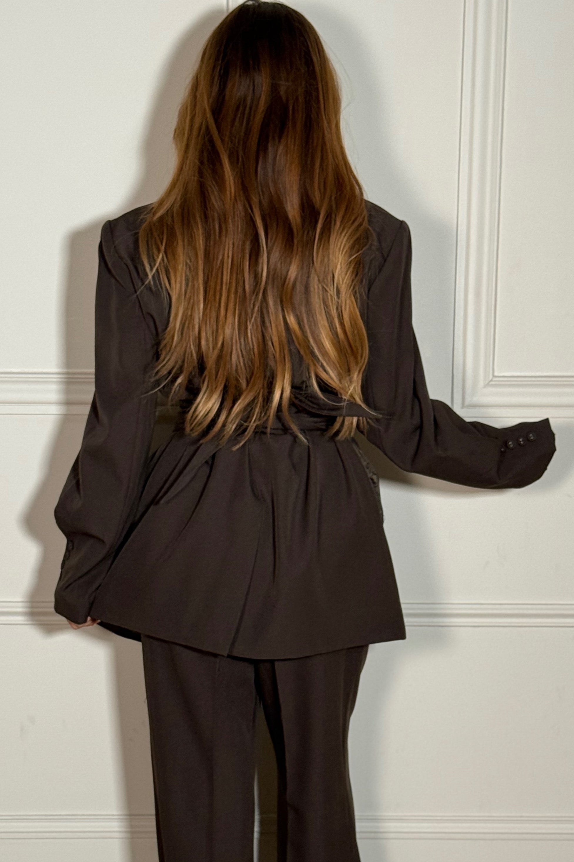 Vue arrière du blazer croisé femme - silhouette structurée