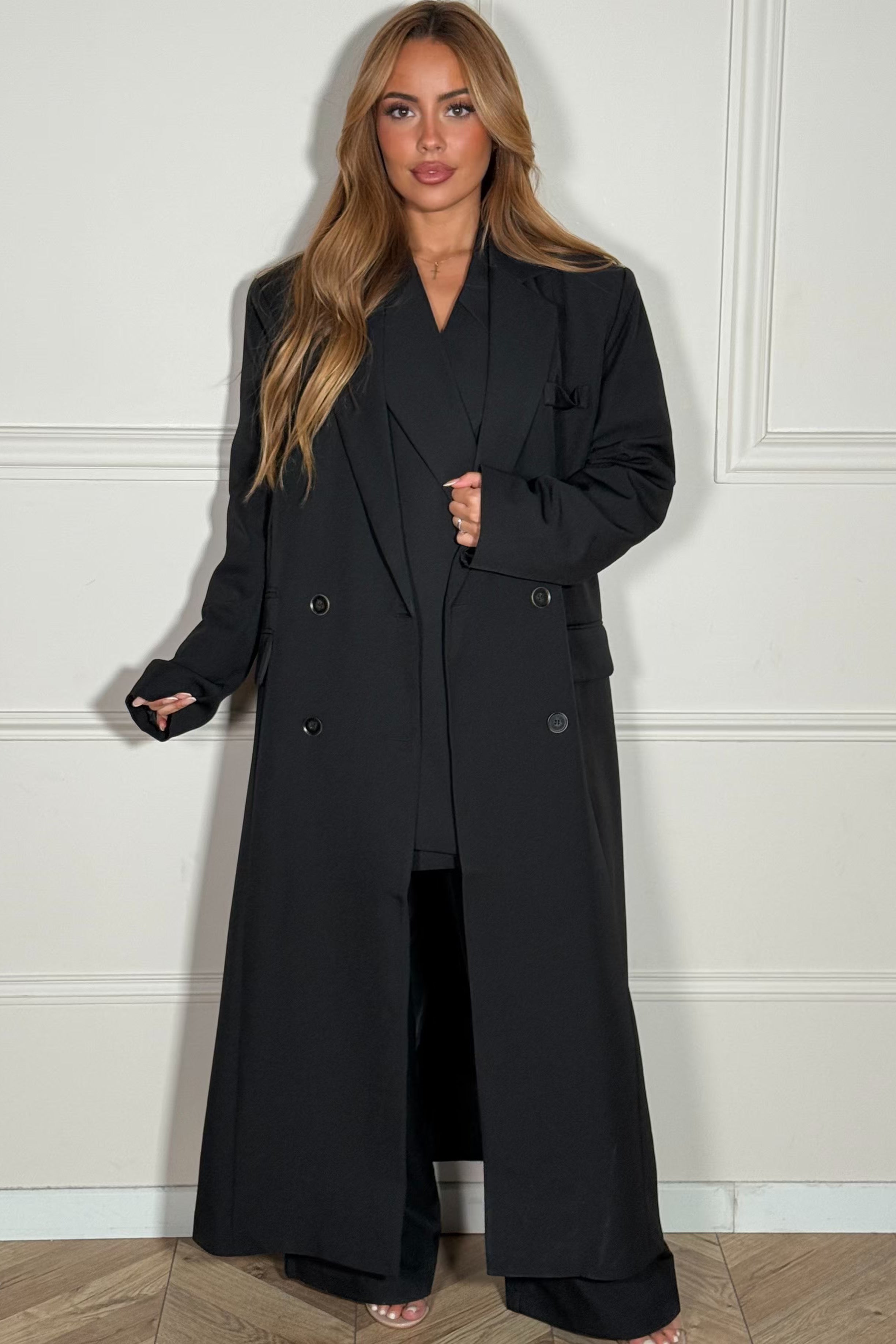 Blazer oversize beige porté fermé, silhouette structurée et professionnelle