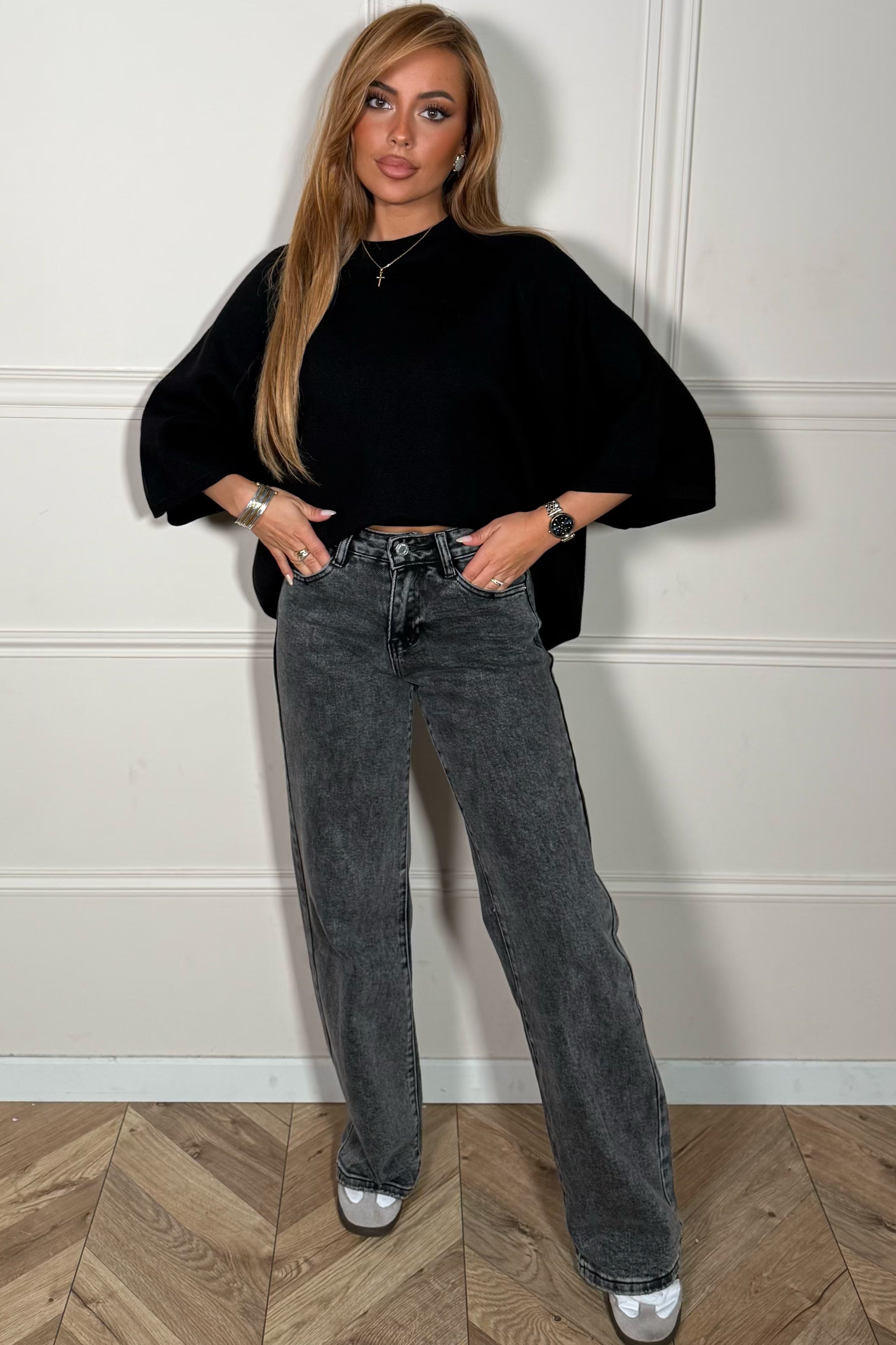 Femme portant le jean taille basse jambes larges avec top moderne, style rétro-chic